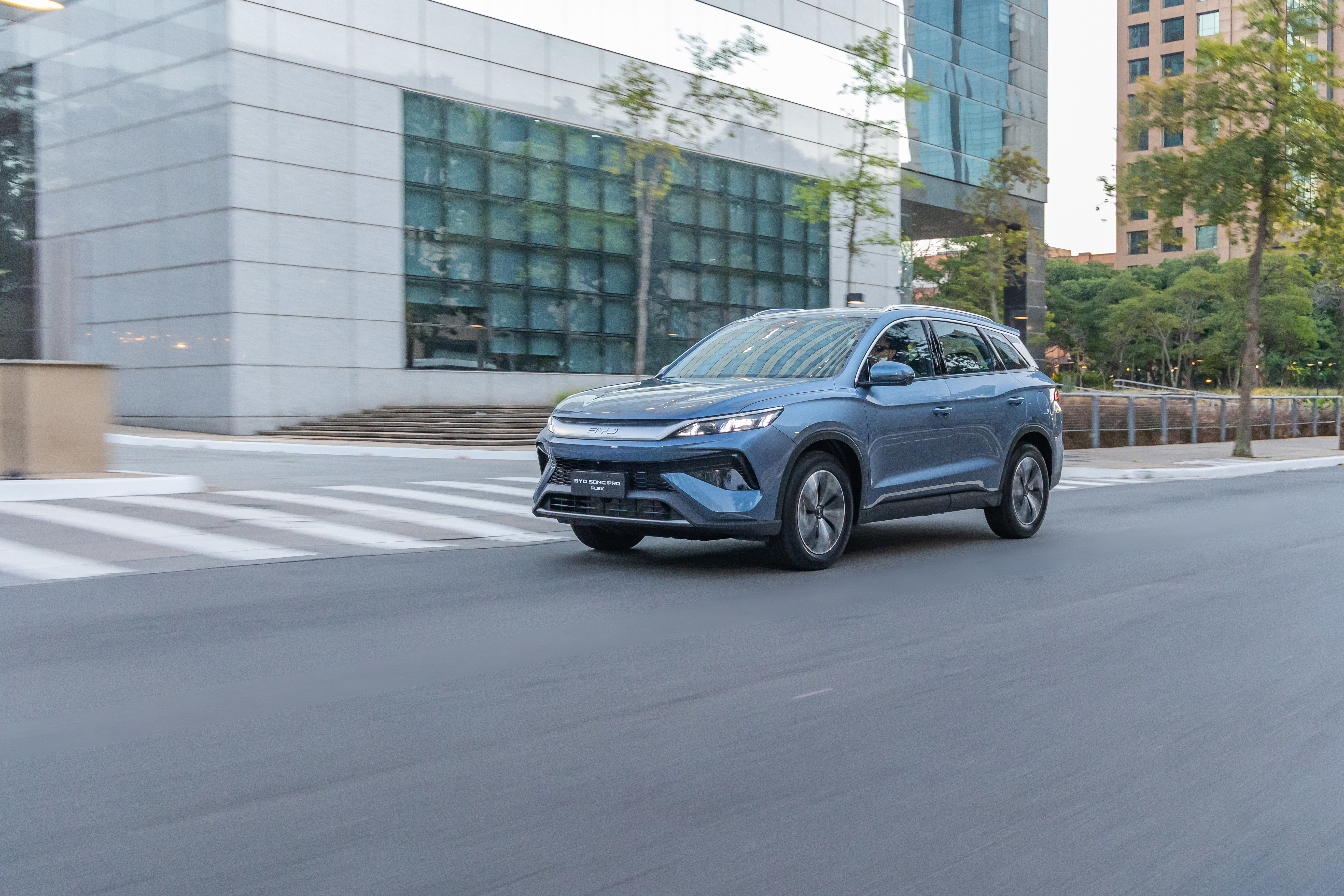 BYD lança Song Pro Flex, o primeiro híbrido plug-in a etanol da marca; veja detalhes