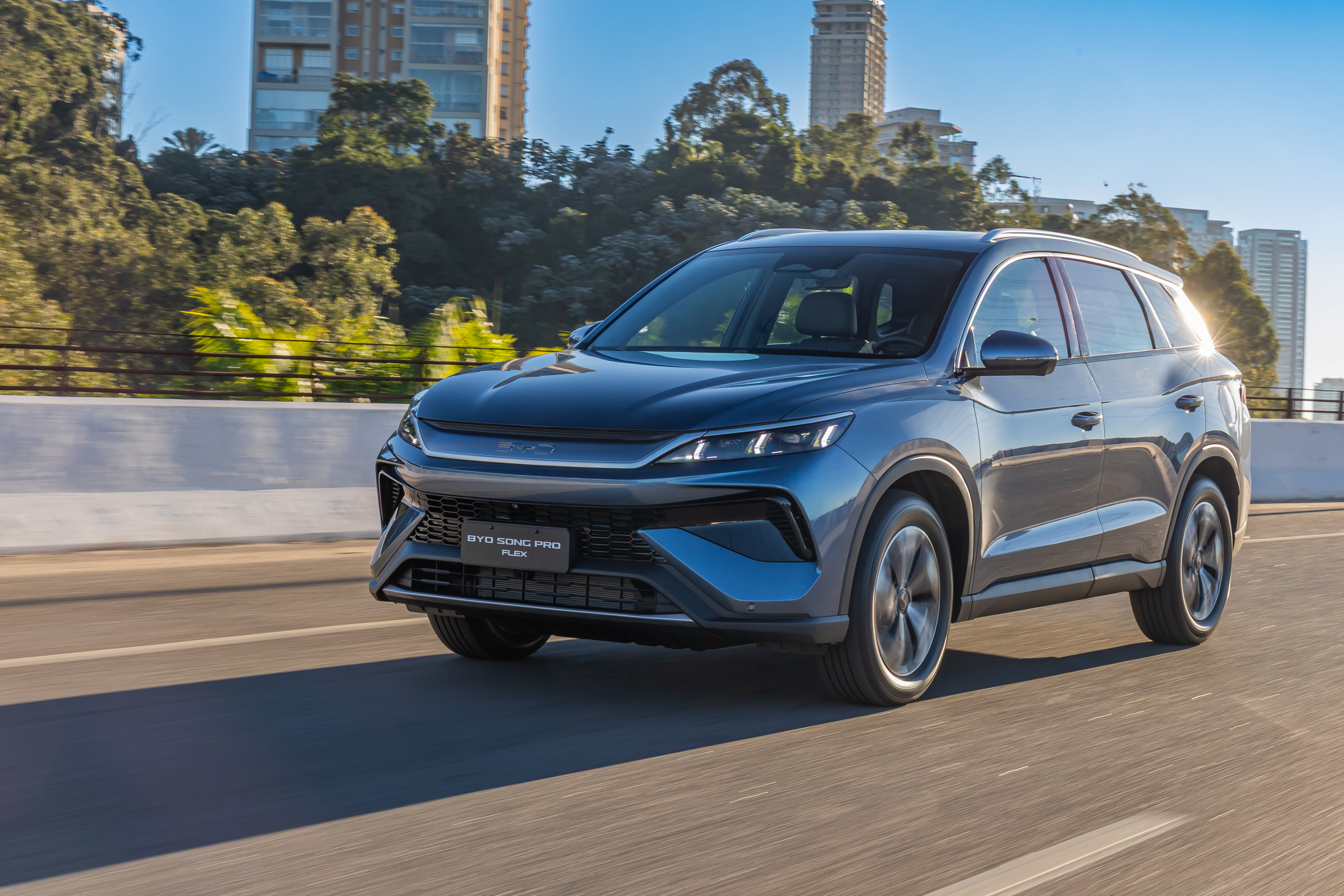 BYD lança Song Pro Flex, o primeiro híbrido plug-in a etanol da marca; veja detalhes