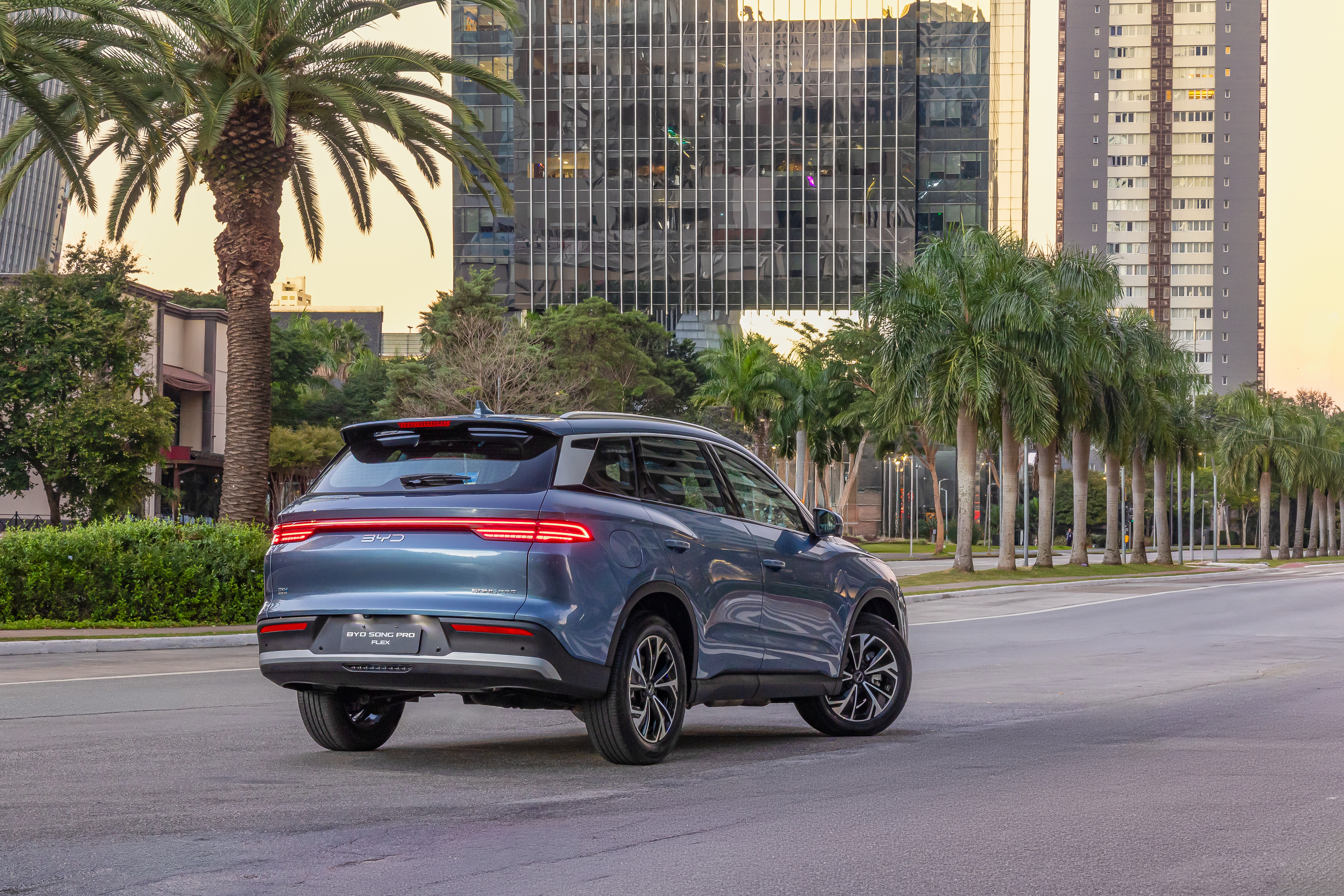 BYD lança Song Pro Flex, o primeiro híbrido plug-in a etanol da marca; veja detalhes