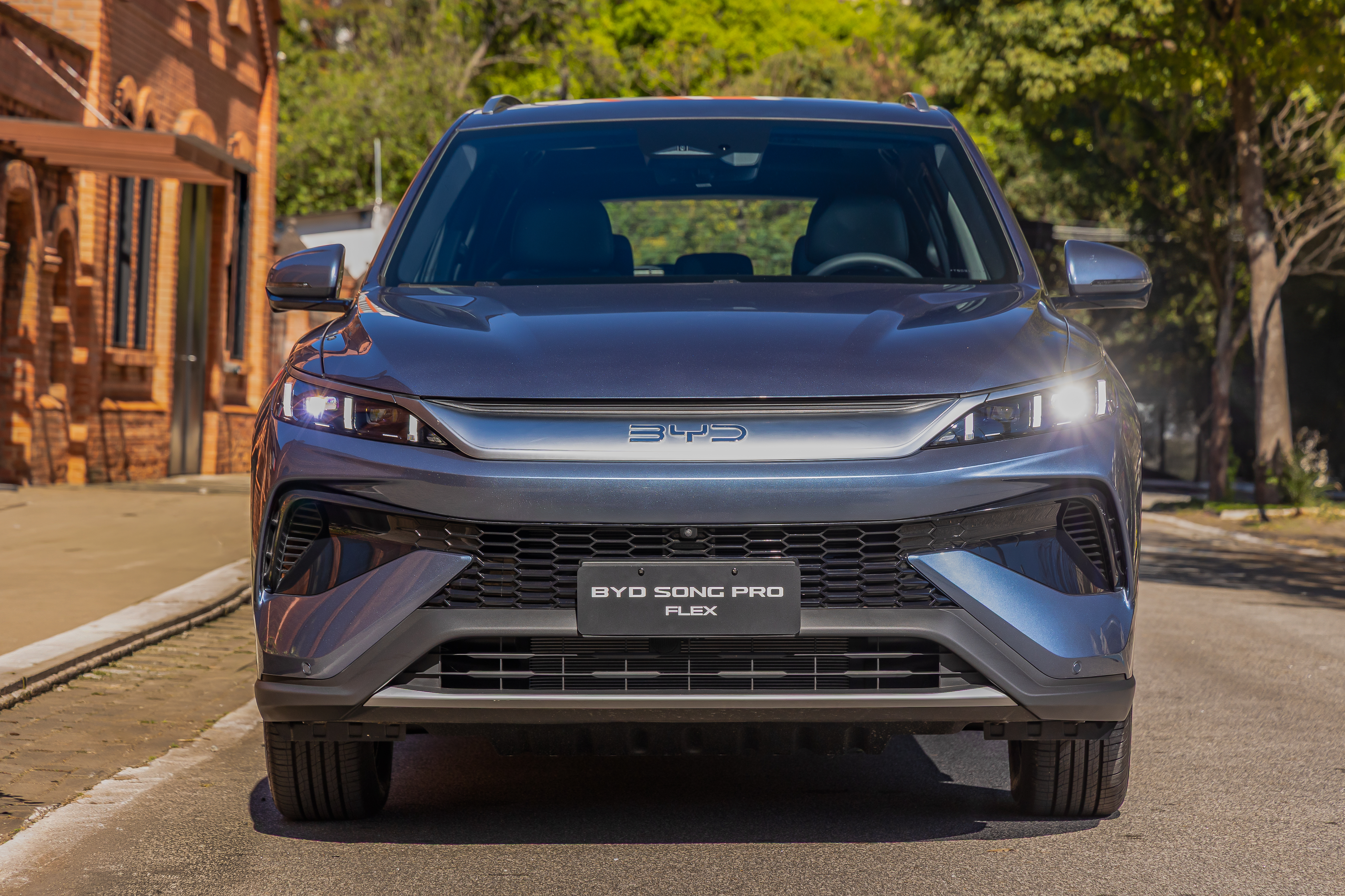 BYD lança Song Pro Flex, o primeiro híbrido plug-in a etanol da marca; veja detalhes