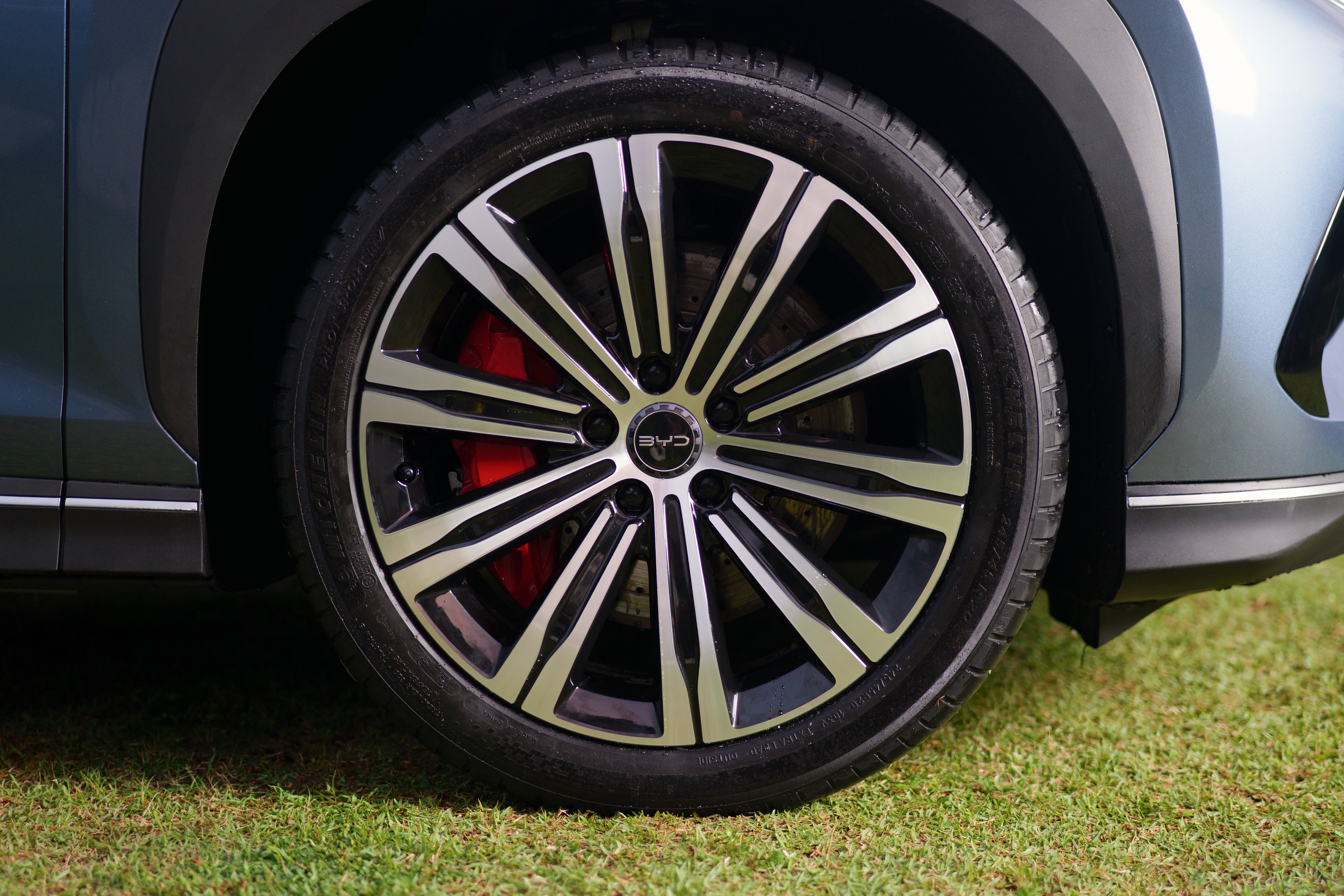 BYD Sealion 7 chega ao Brasil: o SUV cupê elétrico de 531 cv que impressiona