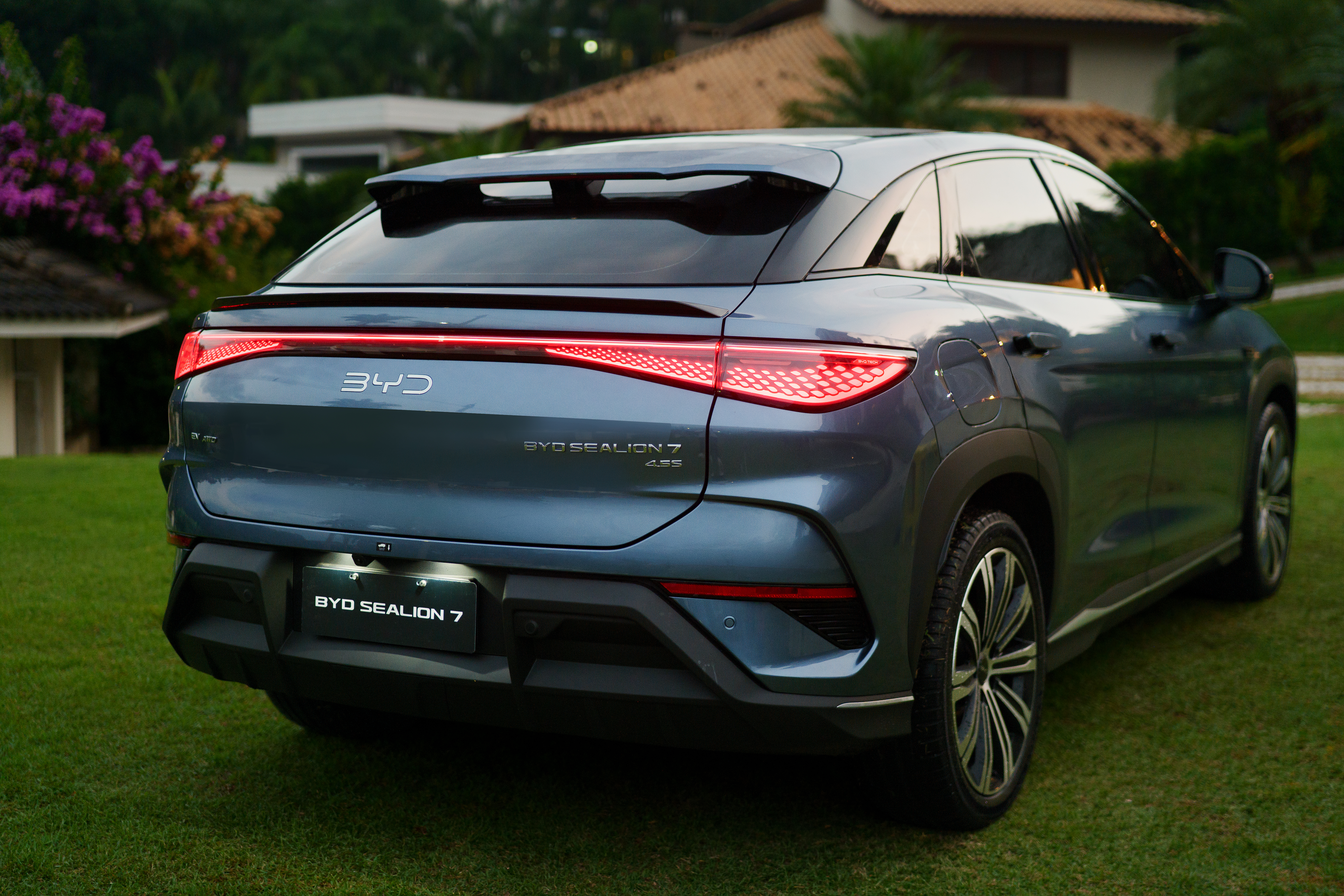BYD Sealion 7 chega ao Brasil: o SUV cupê elétrico de 531 cv que impressiona