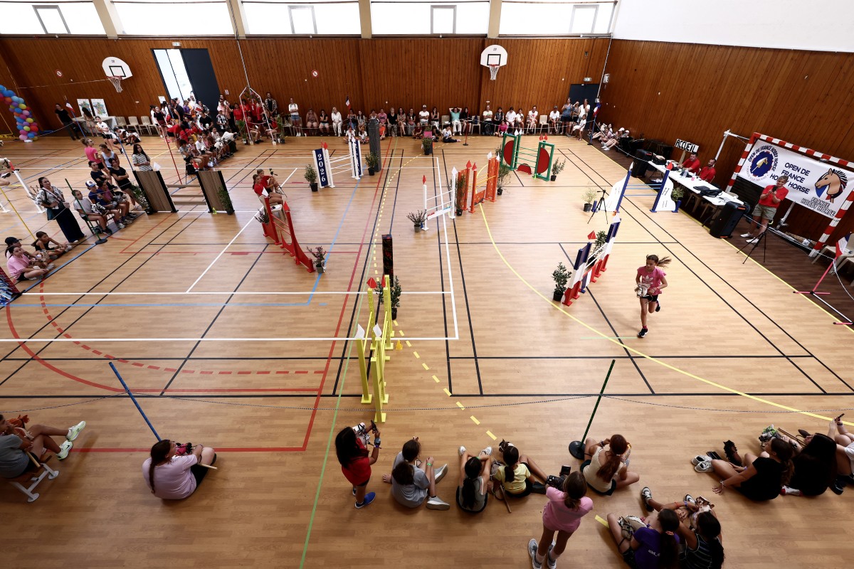 Participantes competem no Campeonato Francês de Hobby Horse de 2026, organizado pela Associação Francesa de Hobby Horse, em Saint-Chef, no centro-leste da França, em 22 de agosto de 2026.