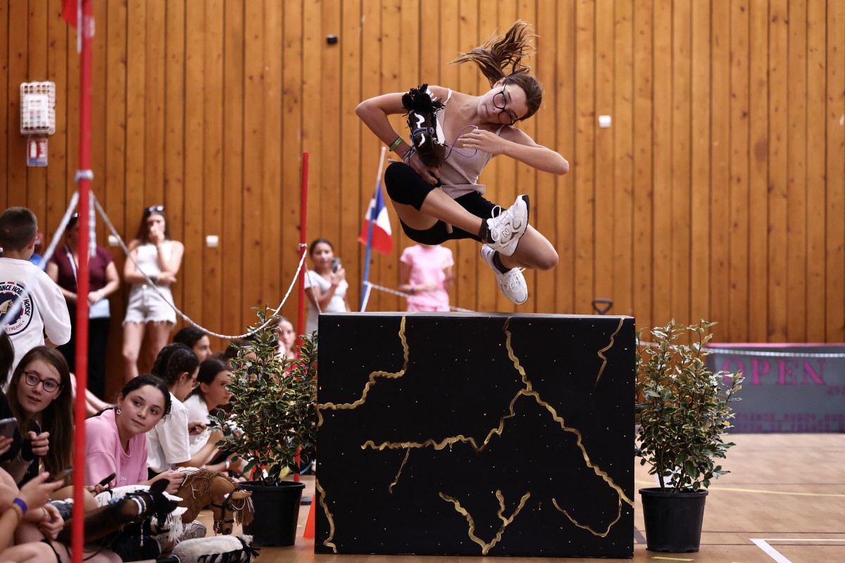 Participante compete no Campeonato Francês de Hobby Horse de 2026, organizado pela Associação Francesa de Hobby Horse, em Saint-Chef, no centro-leste da França, em 22 de agosto de 2026.