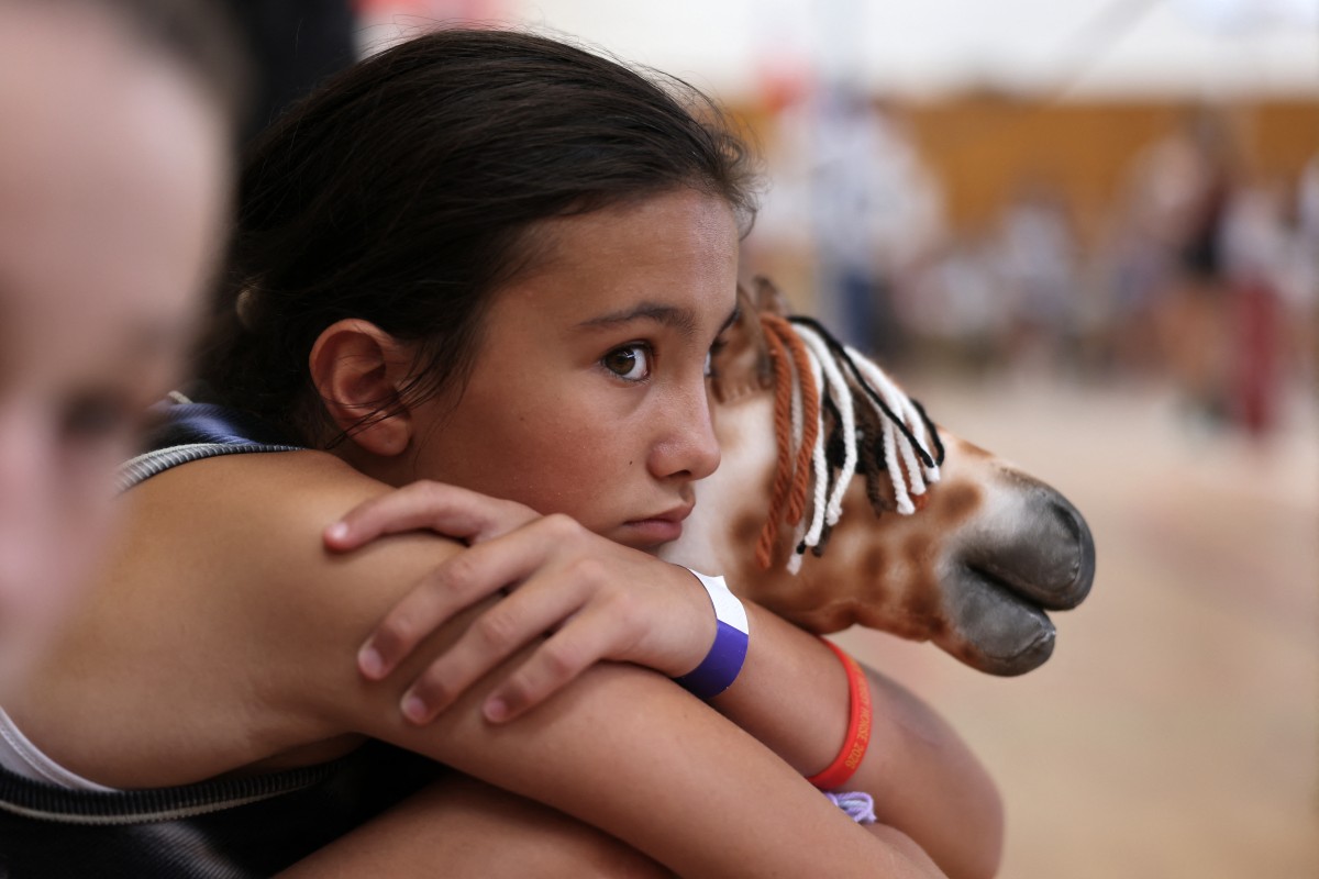 Participante compete no Campeonato Francês de Hobby Horse de 2026, organizado pela Associação Francesa de Hobby Horse, em Saint-Chef, no centro-leste da França, em 22 de agosto de 2026.