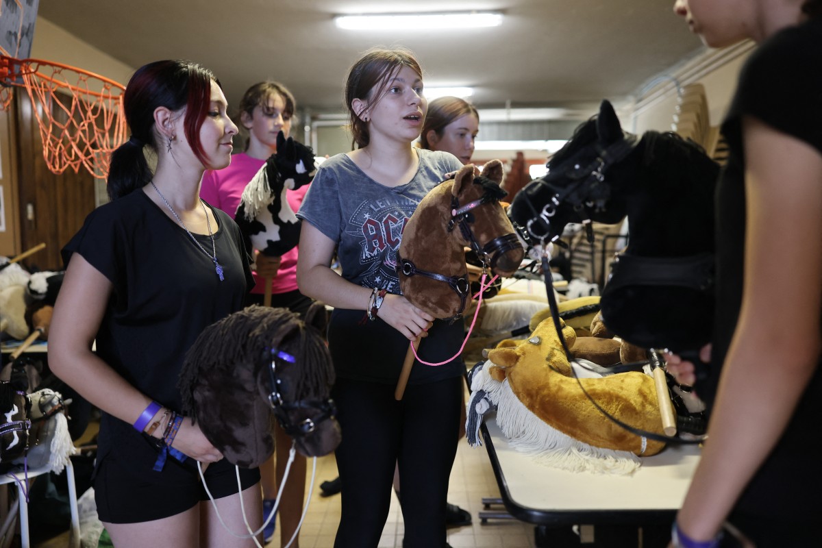 Participantem competem no Campeonato Francês de Hobby Horse de 2026, organizado pela Associação Francesa de Hobby Horse, em Saint-Chef, no centro-leste da França, em 22 de agosto de 2026.