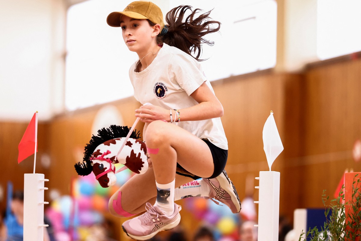 Participante compete no Campeonato Francês de Hobby Horse de 2026, organizado pela Associação Francesa de Hobby Horse, em Saint-Chef, no centro-leste da França, em 22 de agosto de 2026.