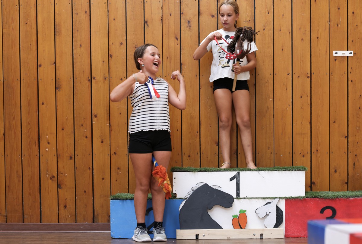 Participantes posam durante o Campeonato Francês de Hobby Horse de 2026, organizado pela Associação Francesa de Hobby Horse em Saint-Chef, no centro-leste da França, em 22 de agosto de 2026.