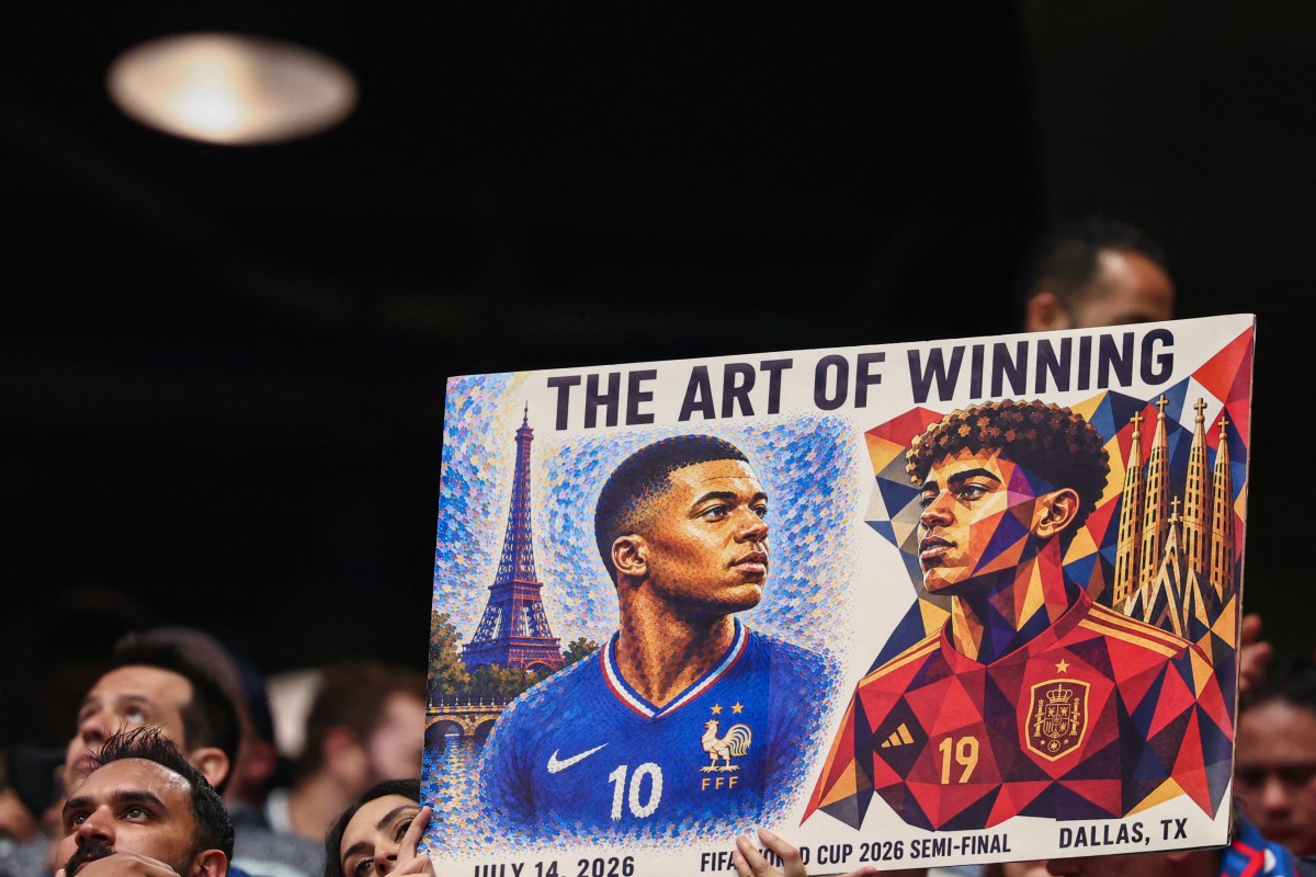 Poster na torcida representando Kylian Mbappé e Lamine Yamal