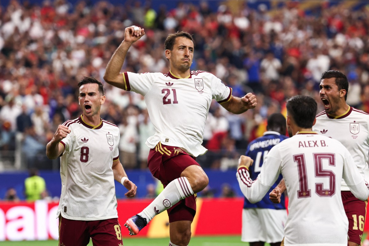Oyarzabal comemora gol contra a França