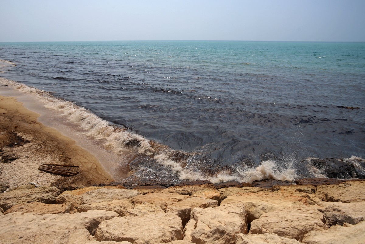 No Irã, uma mancha de óleo no Estreito de Ormuz havia chegado à ilha de Qeshm, afetando praias e uma floresta de mangue ambientalmente sensível.