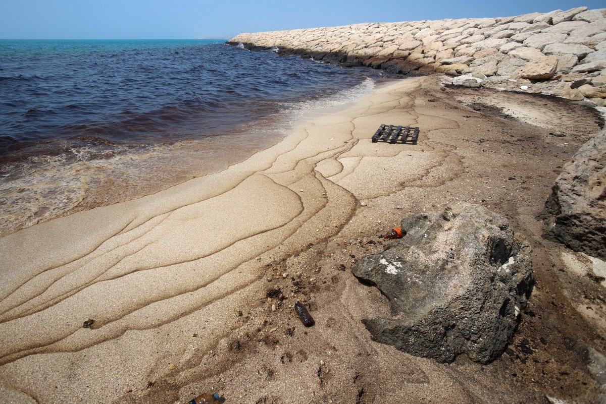 A agência de notícias estatal IRNA informou que a mancha atingiu áreas da costa sul de Qeshm, bem como partes da ilha vizinha menor, Hengam.
