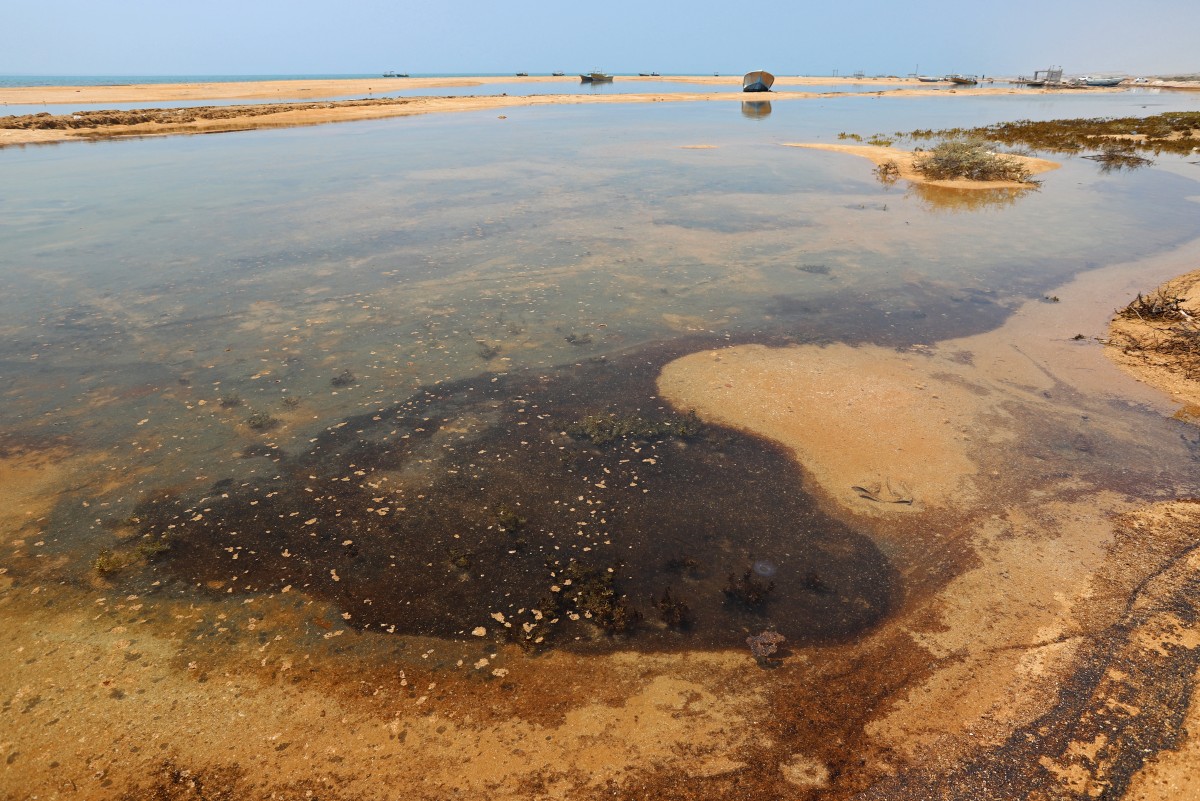 Esta fotografia, obtida da agência de notícias iraniana ISNA em 13 de agosto de 2026, mostra uma mancha de óleo ao longo da costa sul da ilha de Qeshm, no Irã