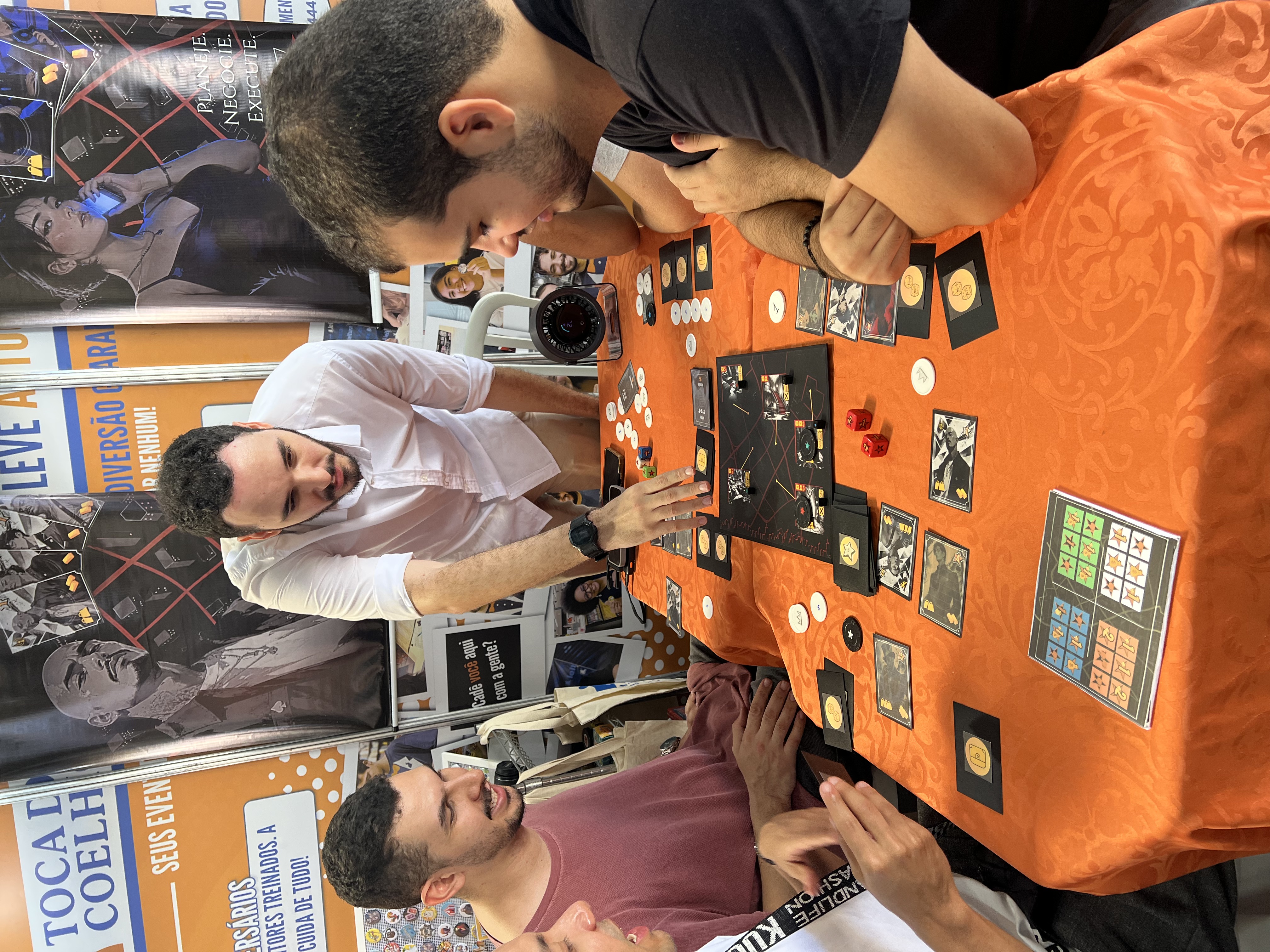 Dos celulares para a mesa: jogos de tabuleiro voltam a unir famílias