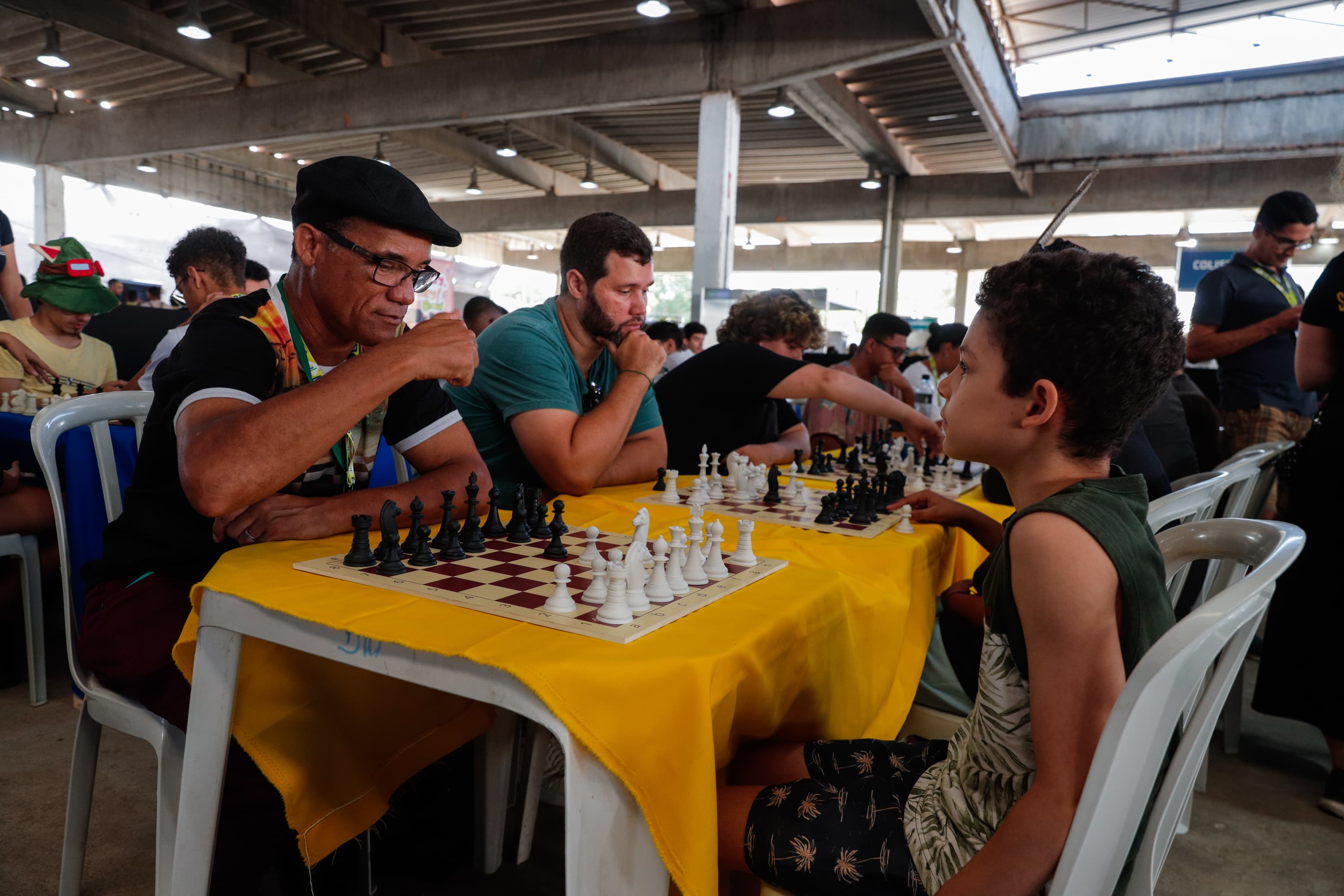 Dos celulares para a mesa: jogos de tabuleiro voltam a unir famílias