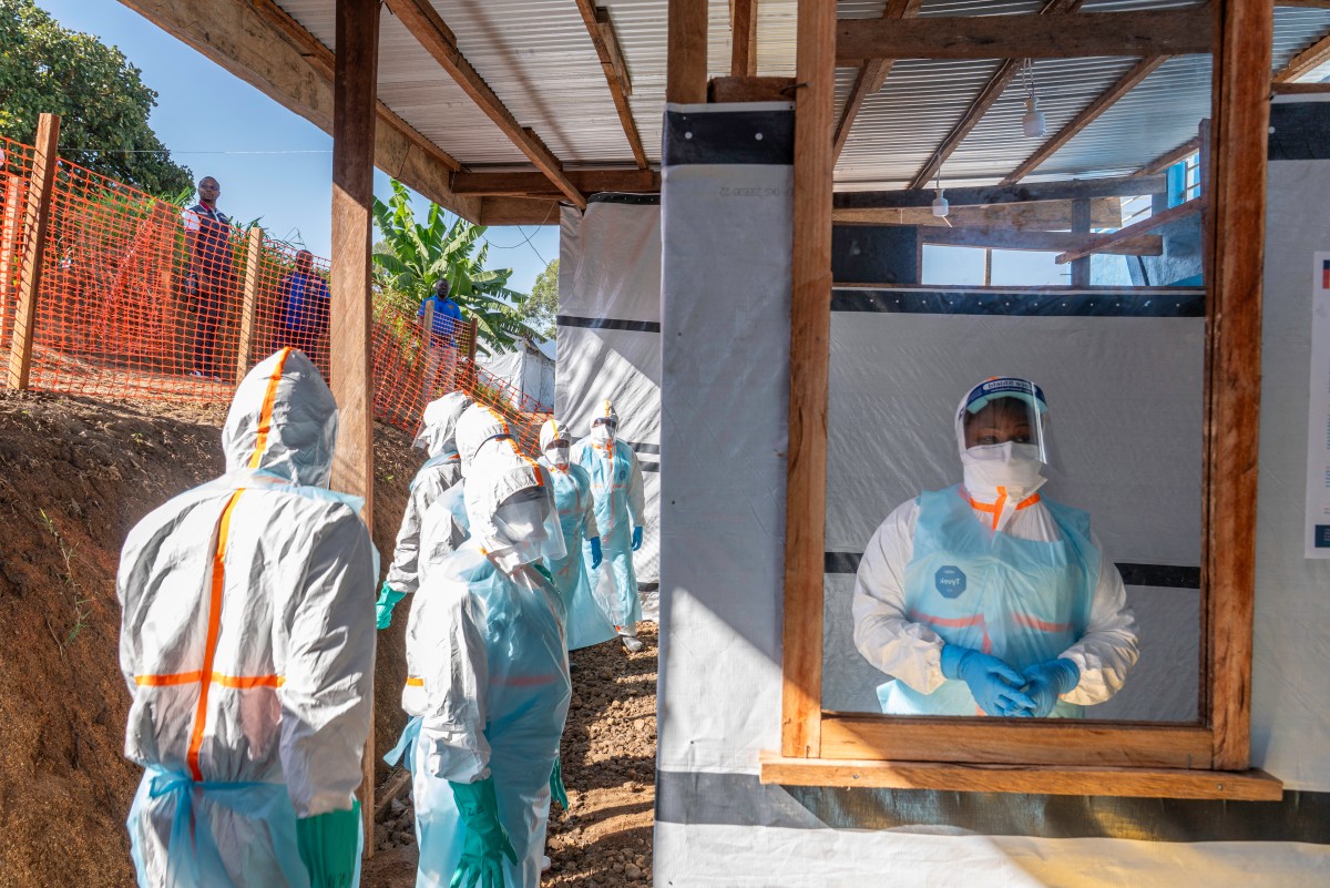Profissionais de saúde em um novo centro de tratamento de Ebola durante uma visita de Tedros Adhanom Ghebreyesus, Diretor-Geral da Organização Mundial da Saúde (OMS), em Bunia, no nordeste da República Democrática do Congo, em 31 de maio de 2026.