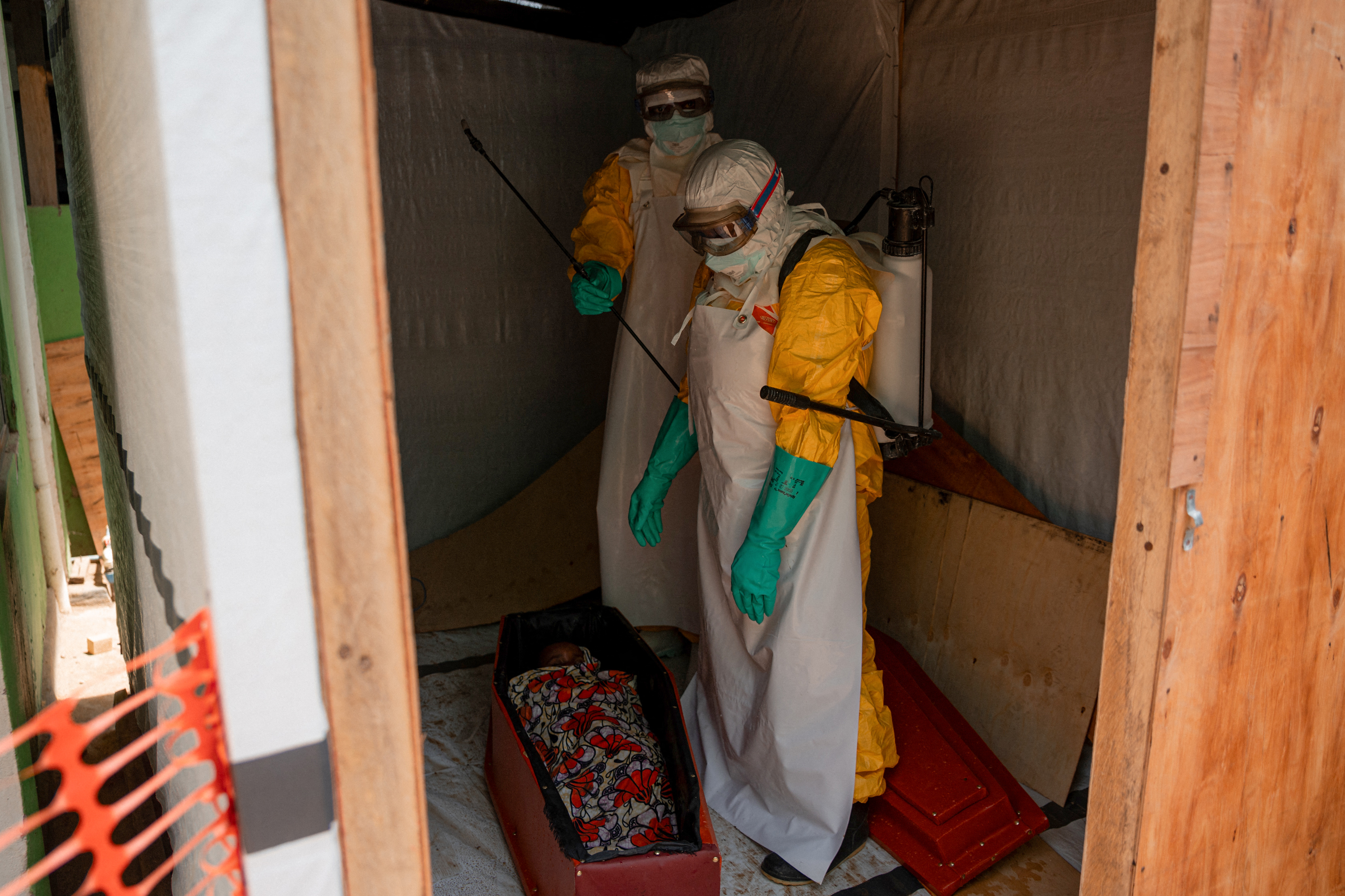 O balanço mais recente da doença, que atingiu as regiões leste e nordeste do país — assoladas por conflitos —, aproxima-se dos números do surto de Ebola mais letal já registrado no país (entre 2018 e 2020), quando quase 2.300 pessoas morreram.