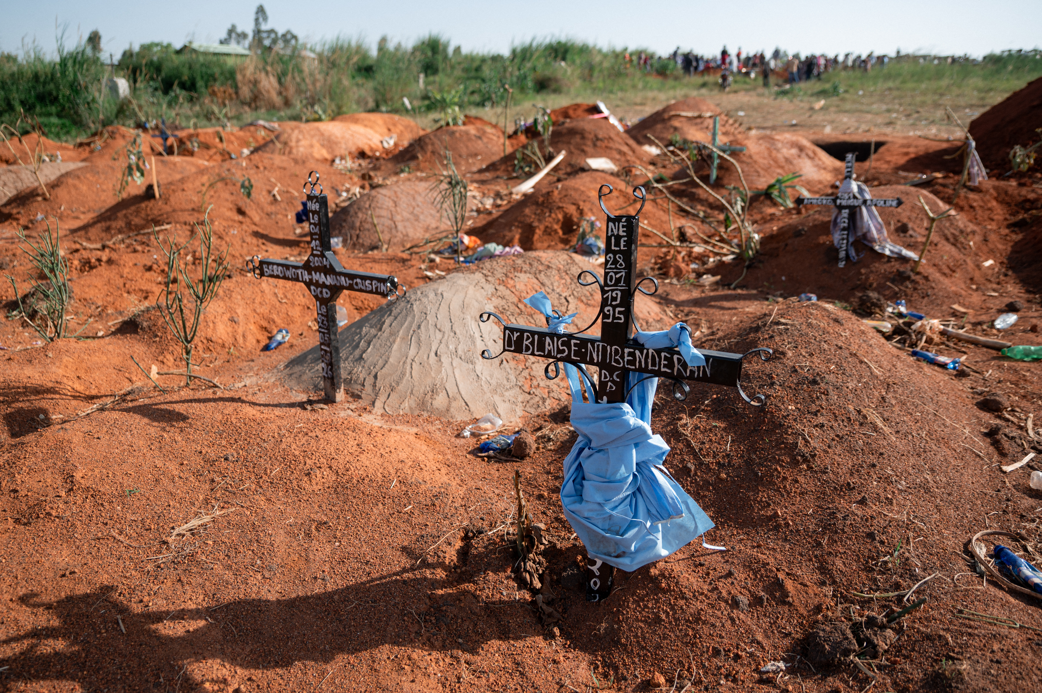 Vista geral do cemitério de Nyamurongo, localizado no bairro de Ndibakodu — um dos locais de sepultamento que têm recebido um grande número de vítimas da doença pelo vírus Ebola desde o início do surto —, em Bunia, província de Ituri, República Democrática do Congo, em 13 de junho de 2026. Um surto de Ebola na República Democrática do Congo causou a morte de 2.011 pessoas entre 4.381 casos confirmados do vírus, informaram autoridades congolesas na terça-feira.