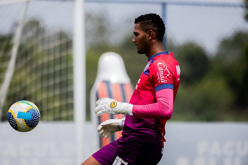 Adriel em treinamento pelo Bahia