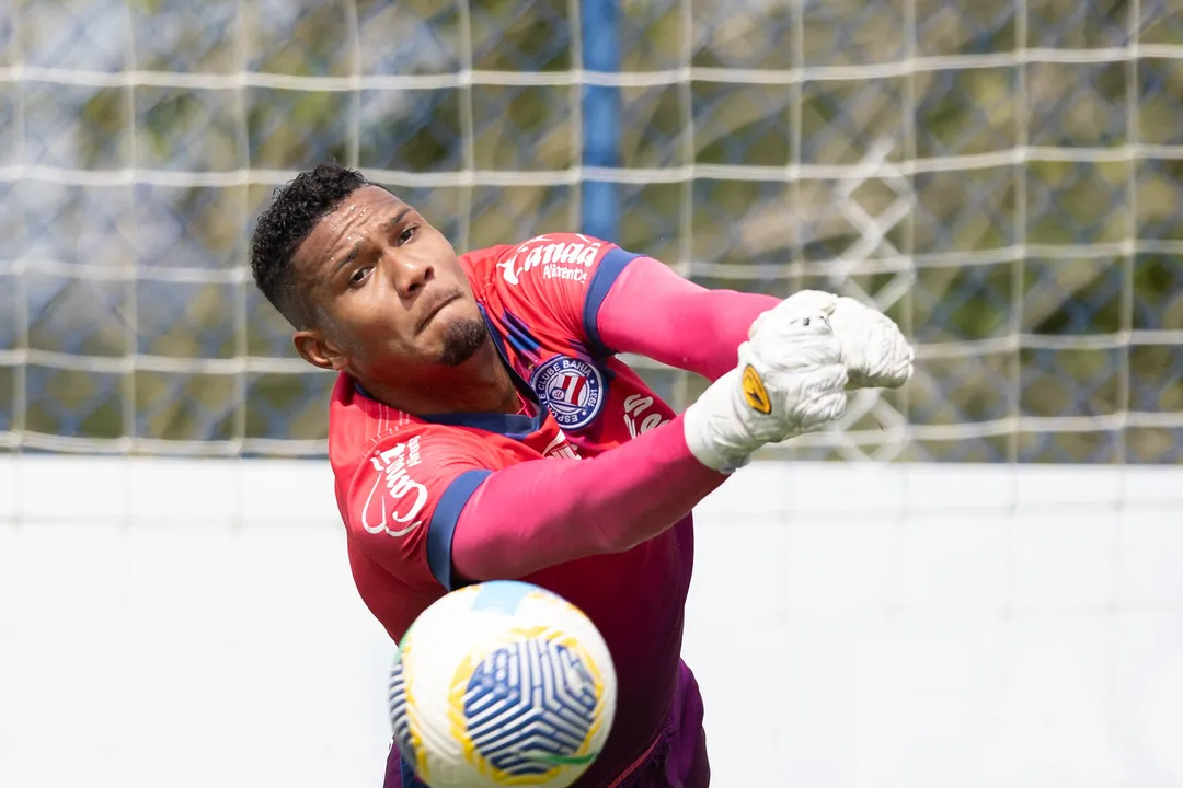 Adriel em treinamento pelo Bahia