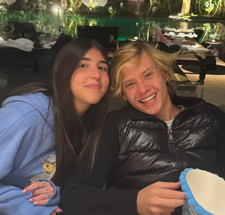 Filho de Adriane Galisteu faz rara aparição ao lado da namorada