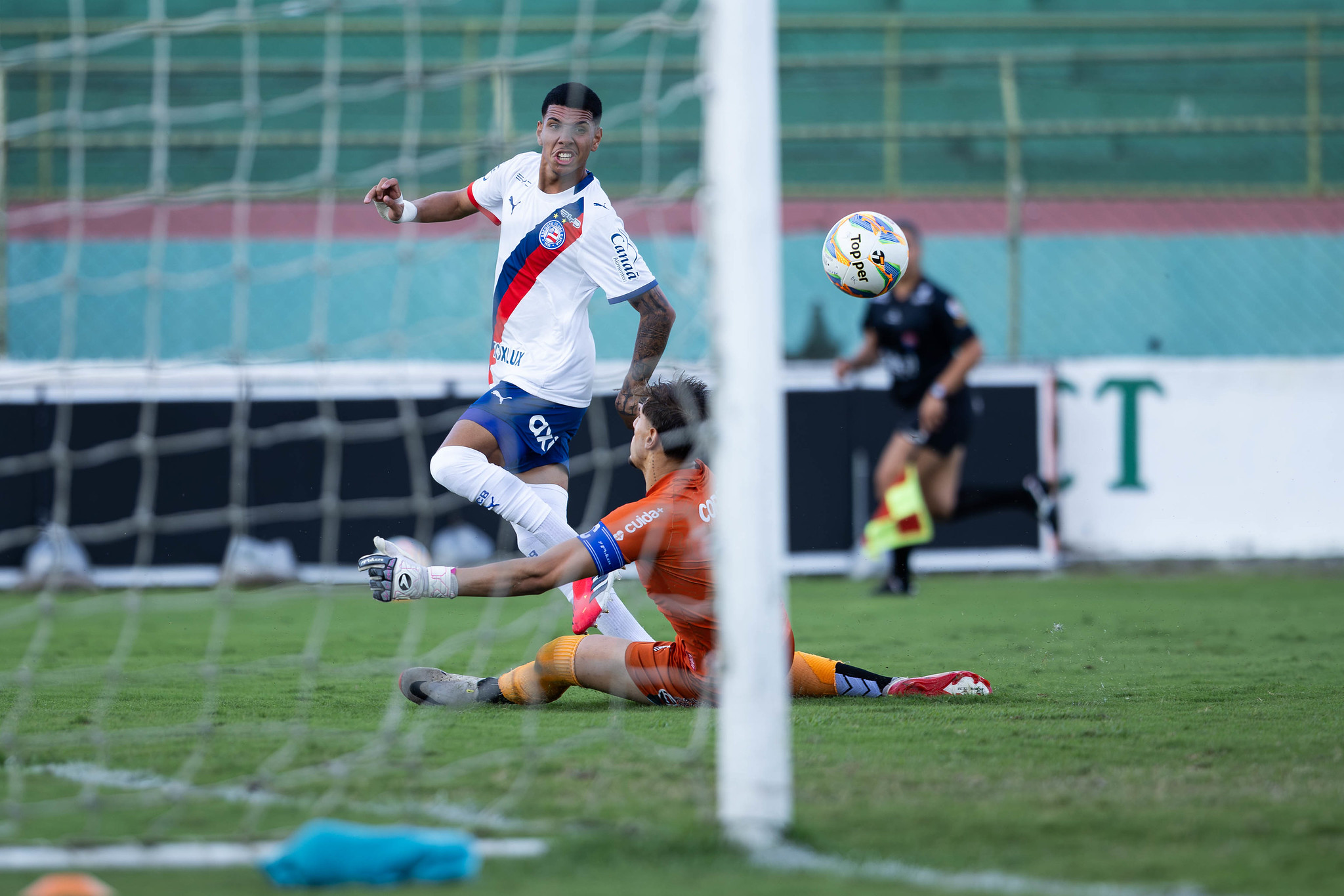 Gol do Bahia contra o Flu de Feira