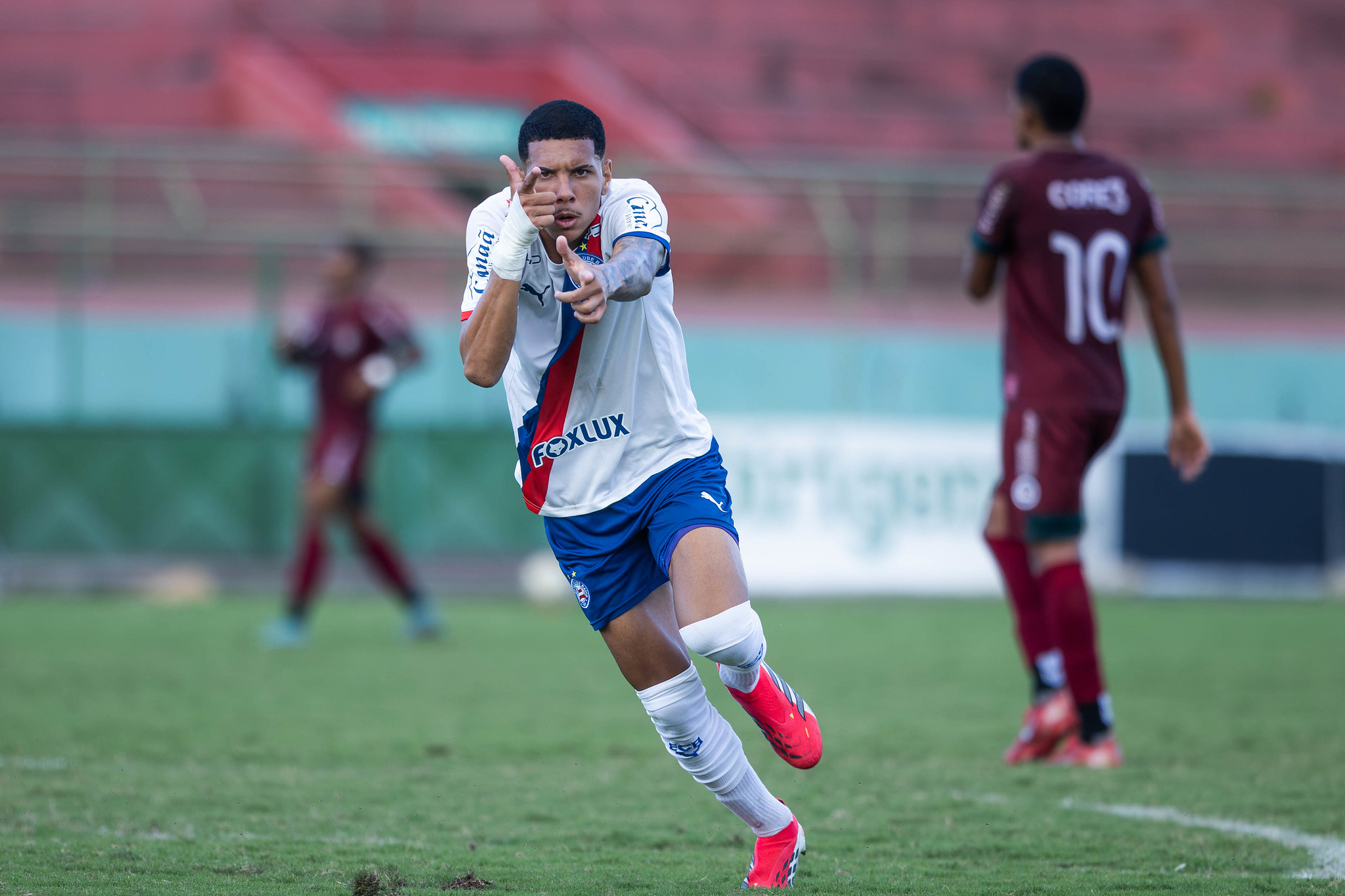 Gol e comemoração estilosa