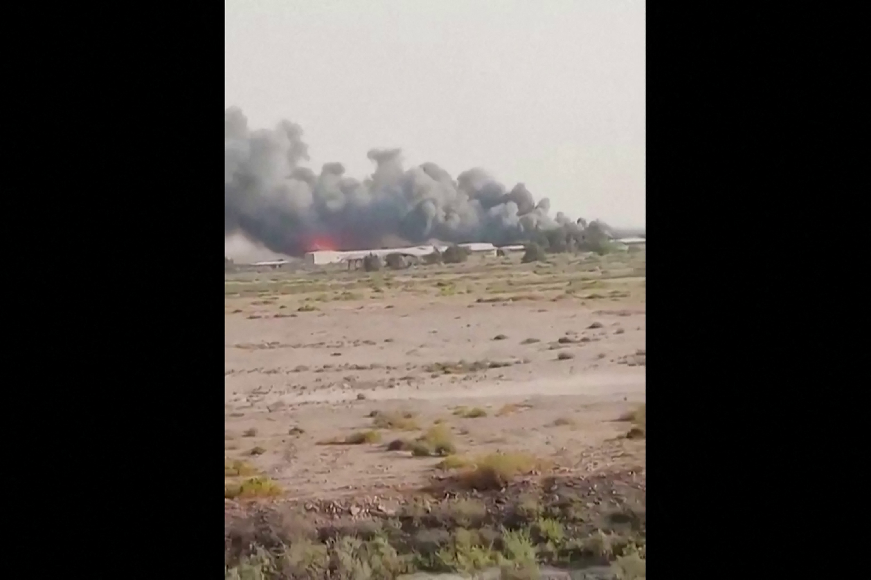 Esta imagem, extraída de um vídeo com conteúdo gerado por usuários (UGC) publicado nas redes sociais em 12 de julho de 2026, mostra uma densa fumaça saindo de Abdali, na fronteira norte do Kuwait.