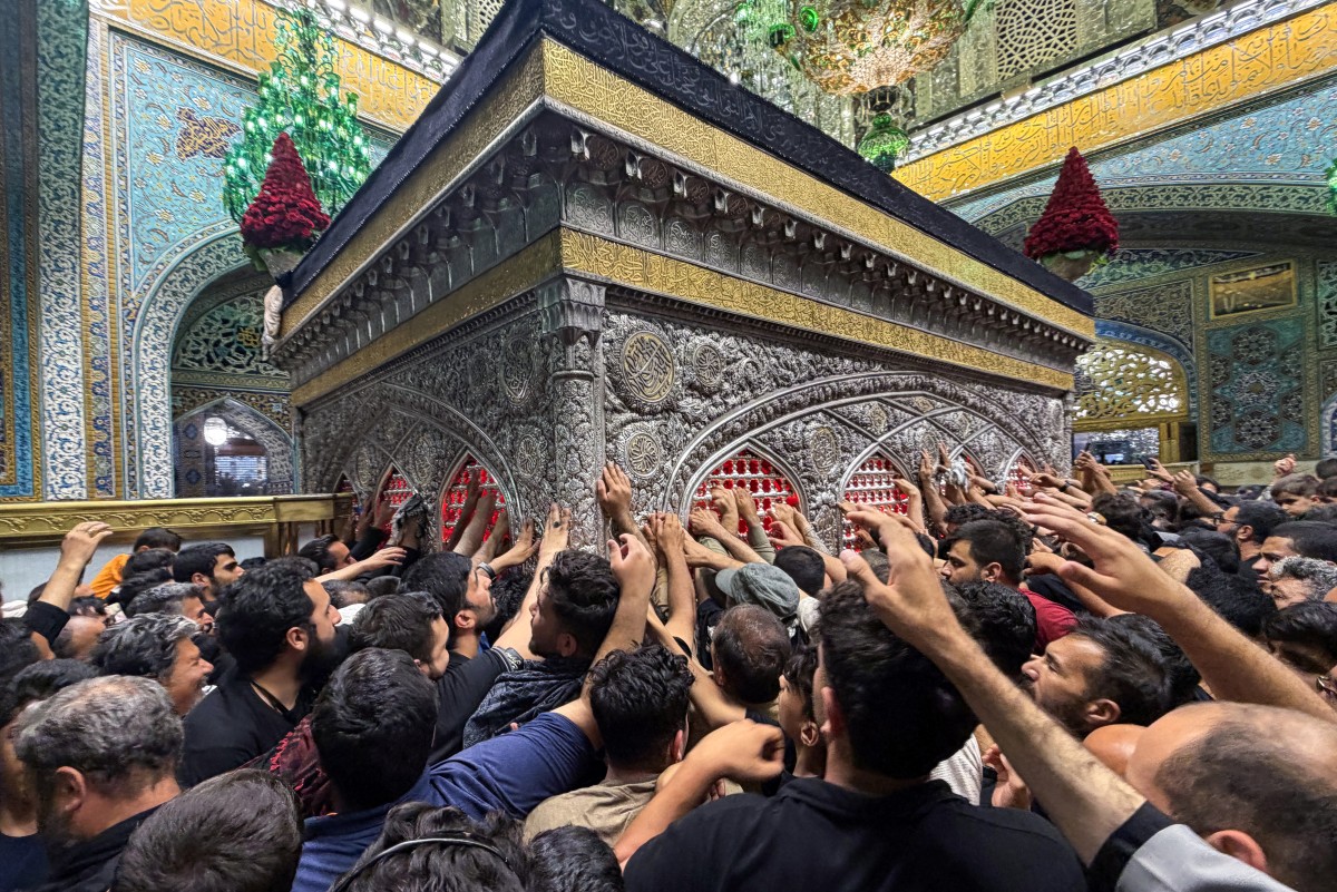 Peregrinos visitam o santuário do Imam Reza após o funeral do líder iraniano Ali Khamenei — morto em um ataque — e de seus familiares, em Mashhad, em 10 de julho de 2026. O Irã sepultou, em 10 de julho, seu ex-líder supremo Ali Khamenei, mais de quatro meses após sua morte em um ataque aéreo, em um momento em que dois dias de ataques entre os EUA e o Irã despertavam temores de um retorno a uma guerra em larga escala.