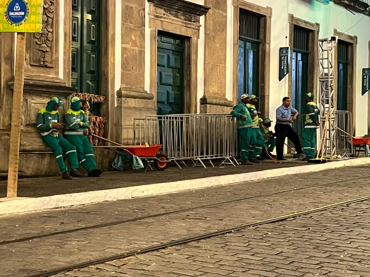 Garis cruzam os braços no São João do Pelourinho e lixo se acumula