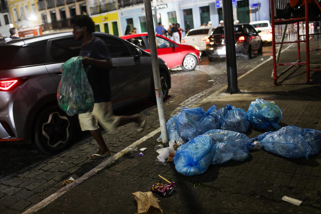 Garis cruzam os braços no São João do Pelourinho e lixo se acumula