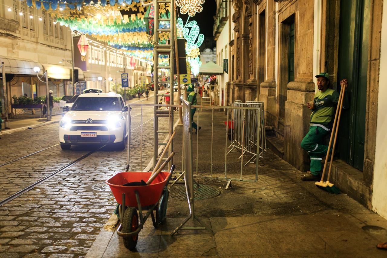 Garis cruzam os braços no São João do Pelourinho e lixo se acumula
