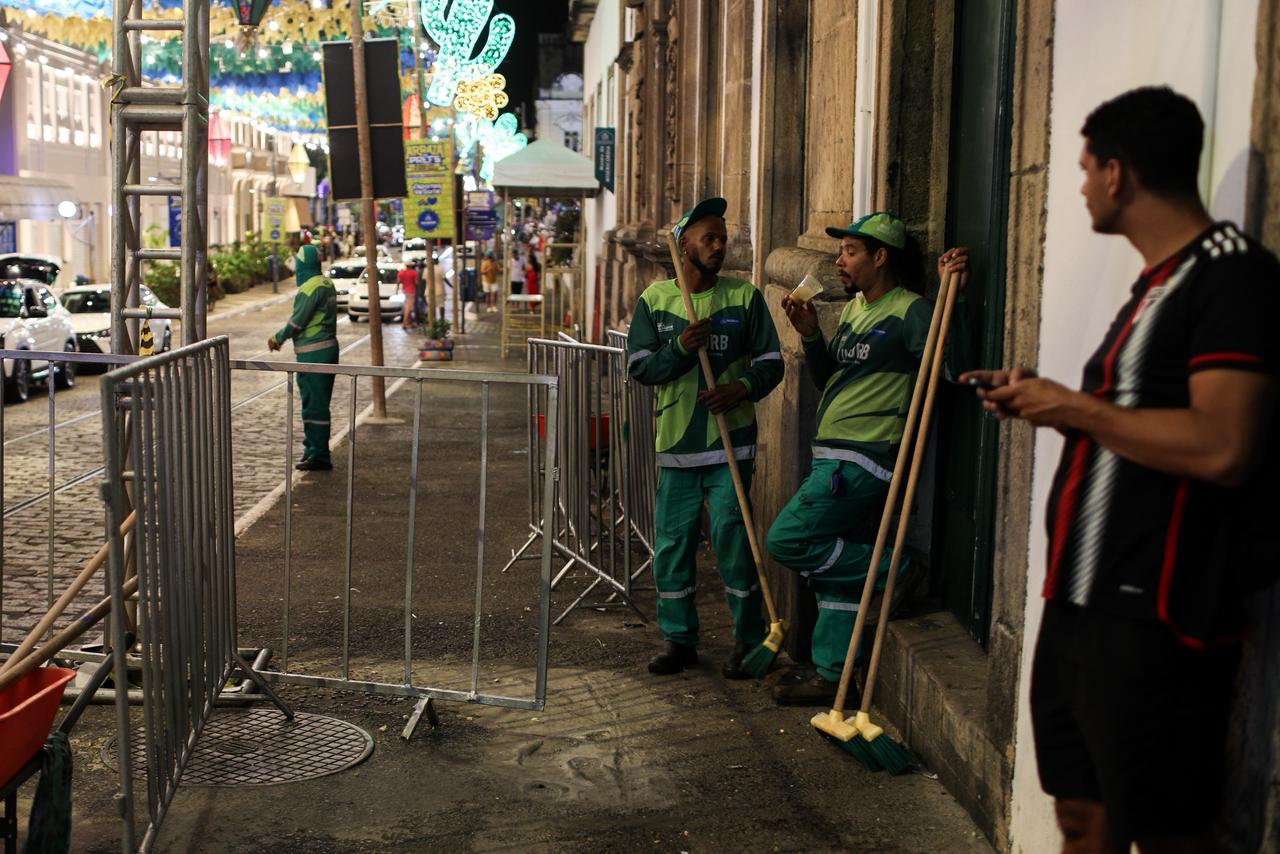 Garis cruzam os braços no São João do Pelourinho e lixo se acumula