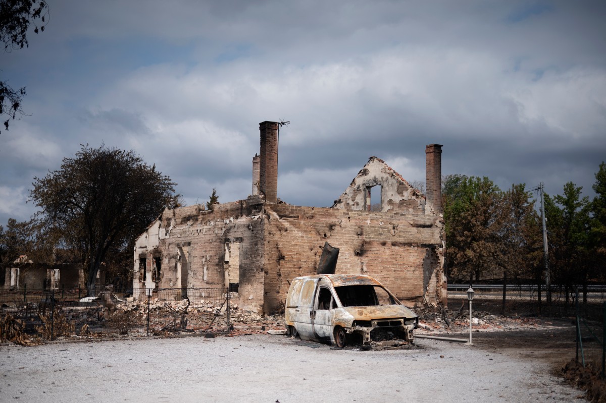 Na França, as temperaturas caíram perto de Bordeaux, a capital do vinho, gerando esperanças de que o incêndio em uma floresta de pinheiros à beira-mar — que desalojou 220.000 pessoas e destruiu cerca de 240 casas — estivesse chegando ao fim.