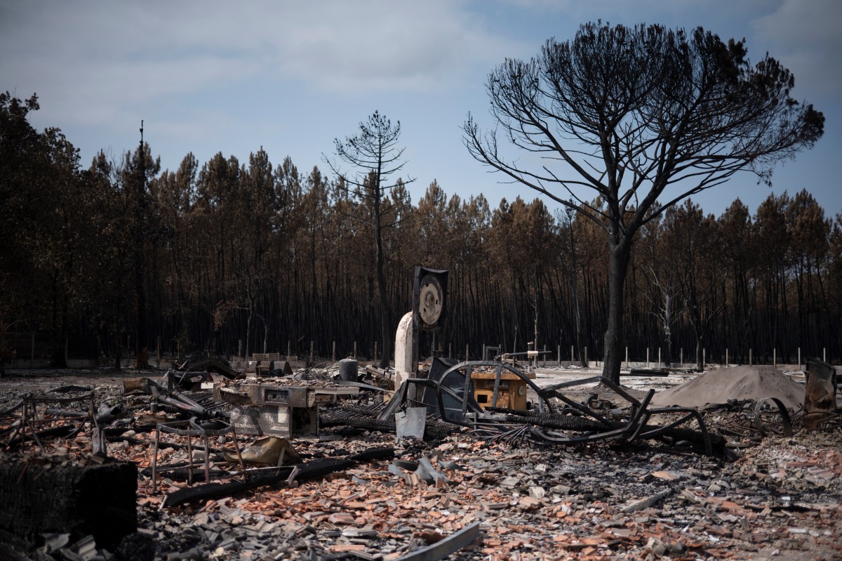 Na França, as temperaturas caíram perto de Bordeaux, a capital do vinho, gerando esperanças de que o incêndio em uma floresta de pinheiros à beira-mar — que deslocou 220.000 pessoas e destruiu cerca de 240 casas — estivesse chegando ao fim.