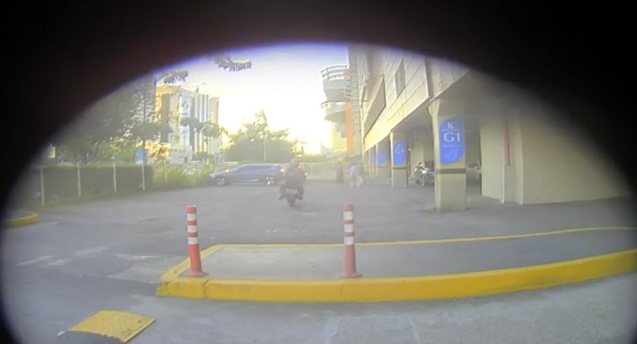 Imagens do segurança se aproximando das vítimas