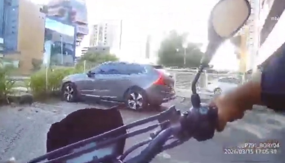 Segurança se aproxima das vítimas enquanto criminosos estão no carro