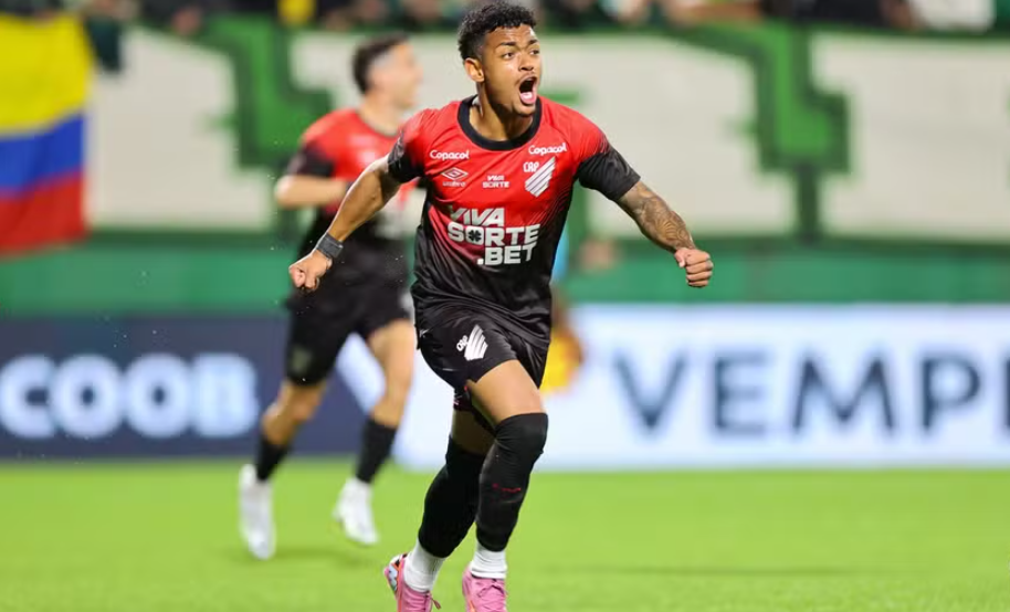 Léo Derik, lateral do Athletico, foi condenado a 13 anos de prisão por dois crimes de estupro contra a ex-companheira