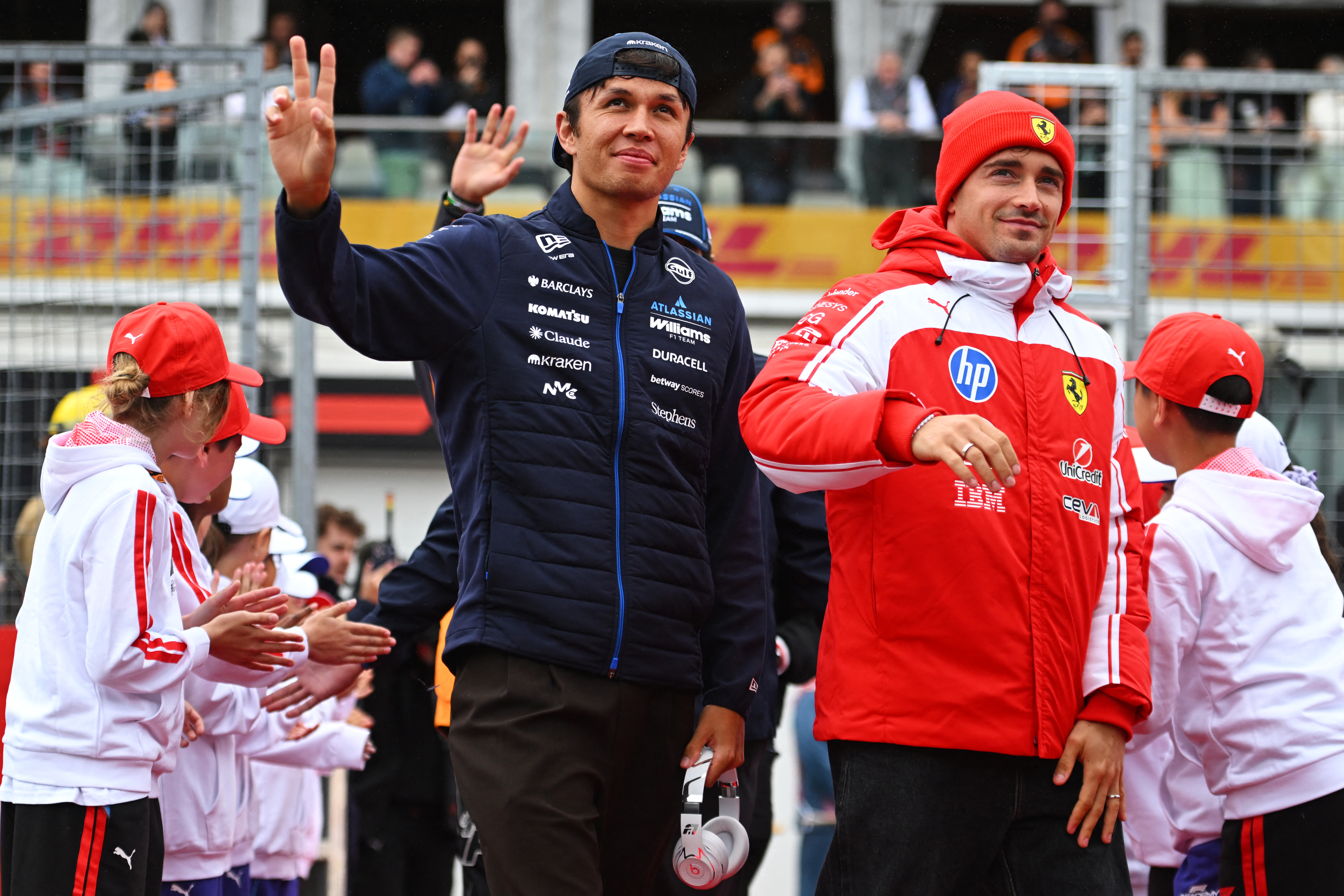 Alexander Albon da Tailândia e Williams e Charles Leclerc de Mônaco e Scuderia Ferrari no desfile de pilotos antes do Grande Prêmio de F1 do Canadá no Circuito Gilles-Villeneuve em 24 de maio de 2026 em Montreal, Quebec.