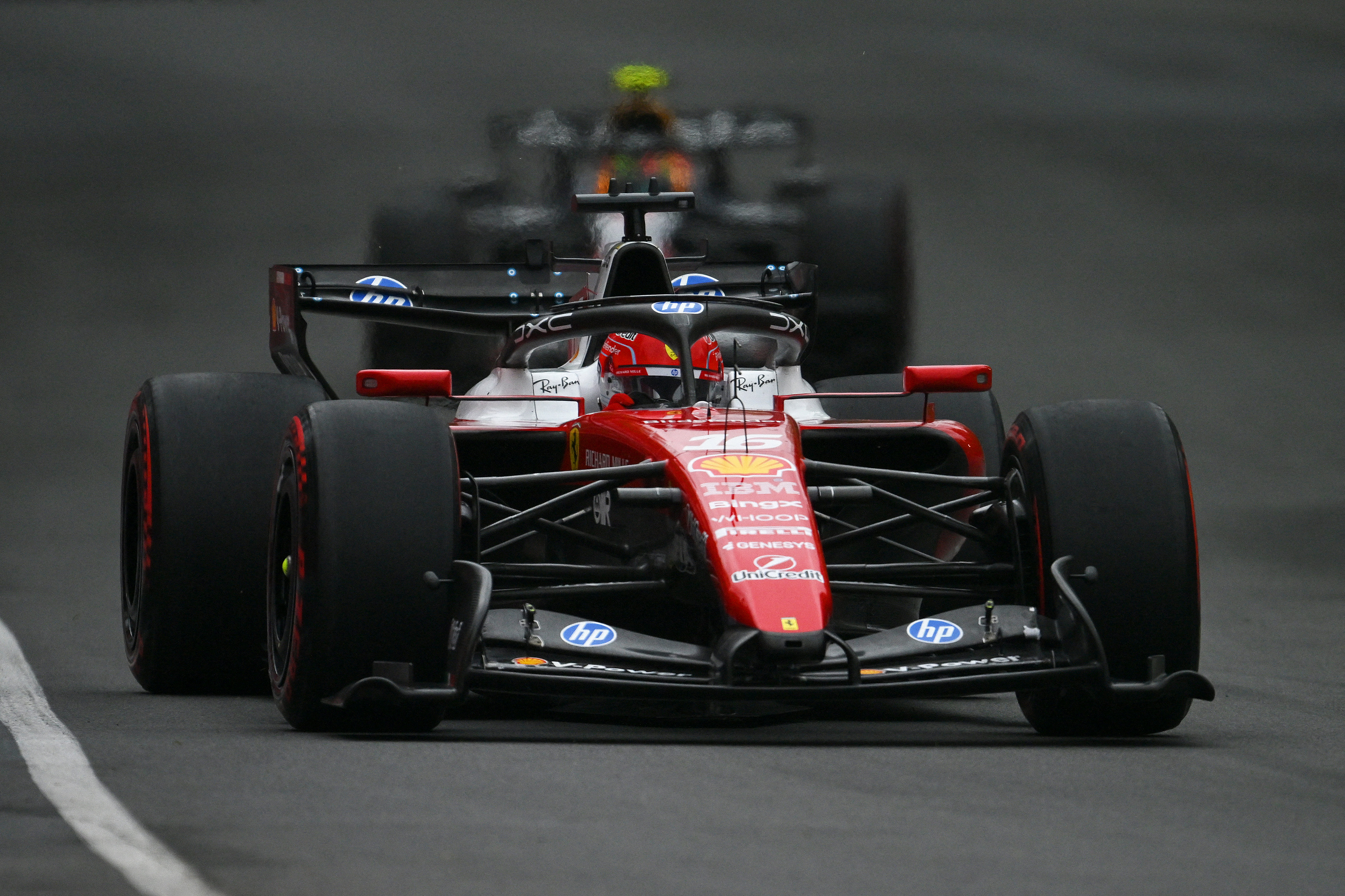 Charles Leclerc, de Mônaco, pilotando o (16) Scuderia Ferrari SF-26 na pista durante o Grande Prêmio de F1 do Canadá no Circuito Gilles-Villeneuve em 24 de maio de 2026 em Montreal, Quebec