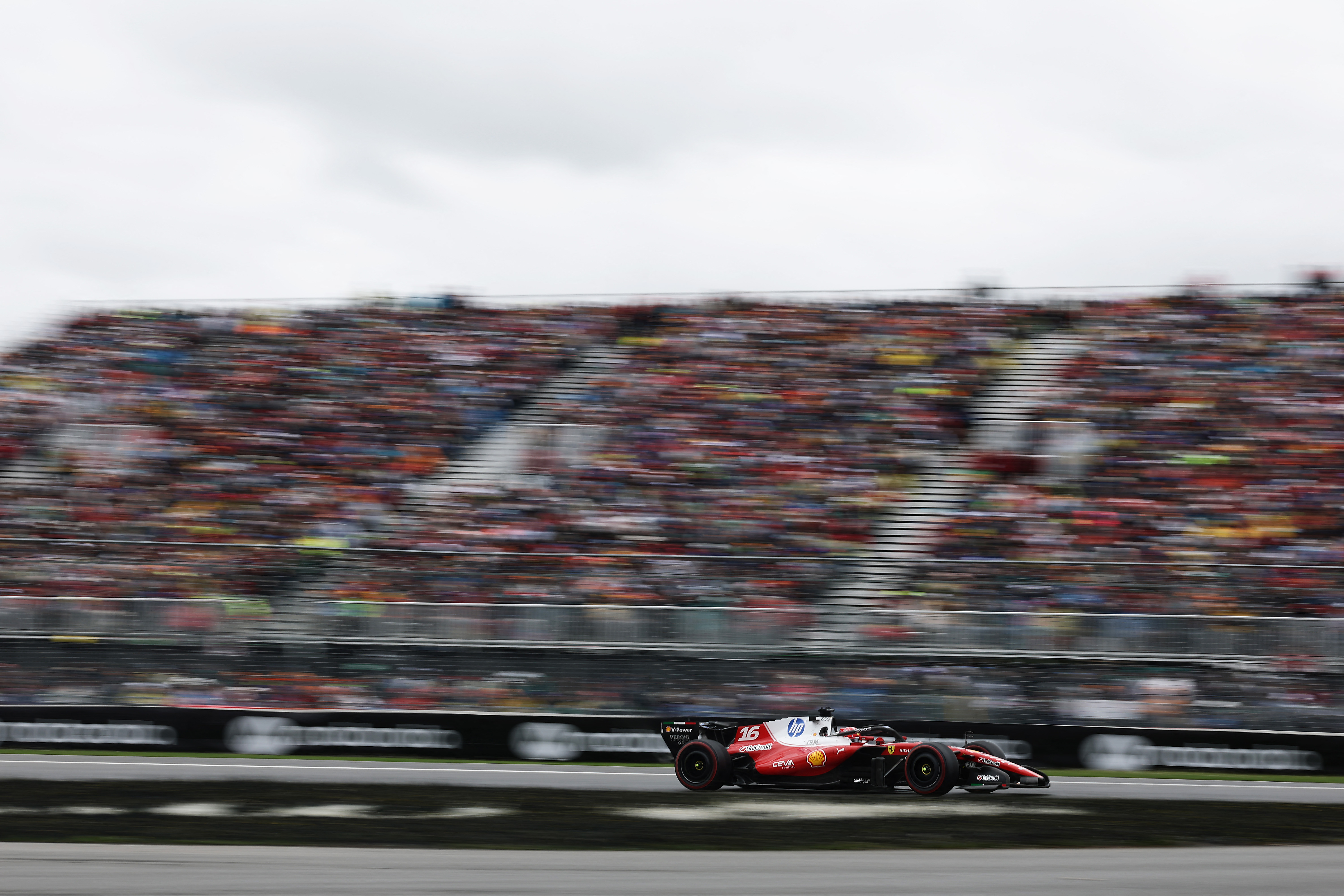 Charles Leclerc, de Mônaco, pilotando o (16) Scuderia Ferrari SF-26 na pista durante o Grande Prêmio de F1 do Canadá no Circuito Gilles-Villeneuve em 24 de maio de 2026 em Montreal, Quebec