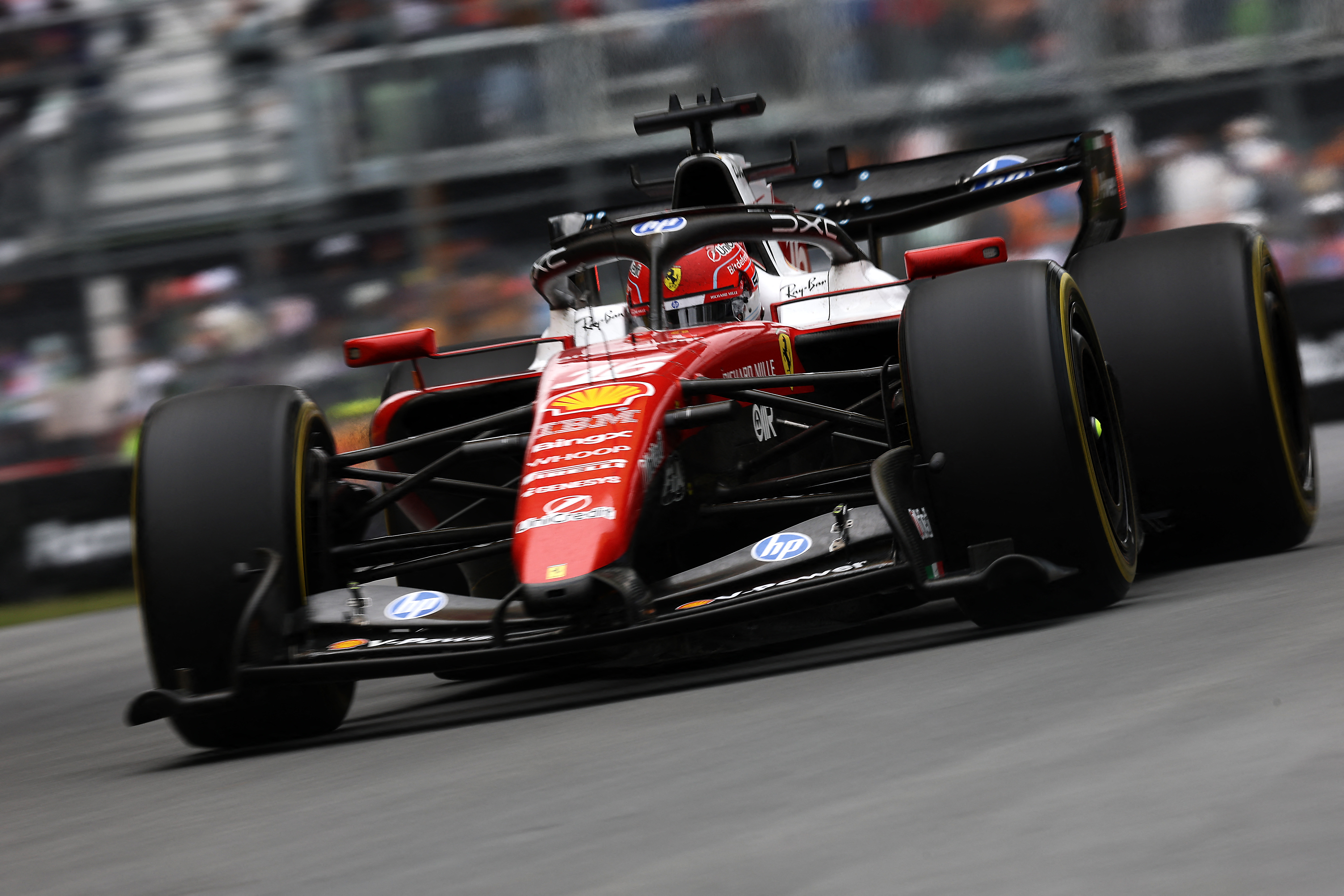 Charles Leclerc, de Mônaco, pilotando o (16) Scuderia Ferrari SF-26 na pista durante o Grande Prêmio de F1 do Canadá no Circuito Gilles-Villeneuve em 24 de maio de 2026 em Montreal, Quebec