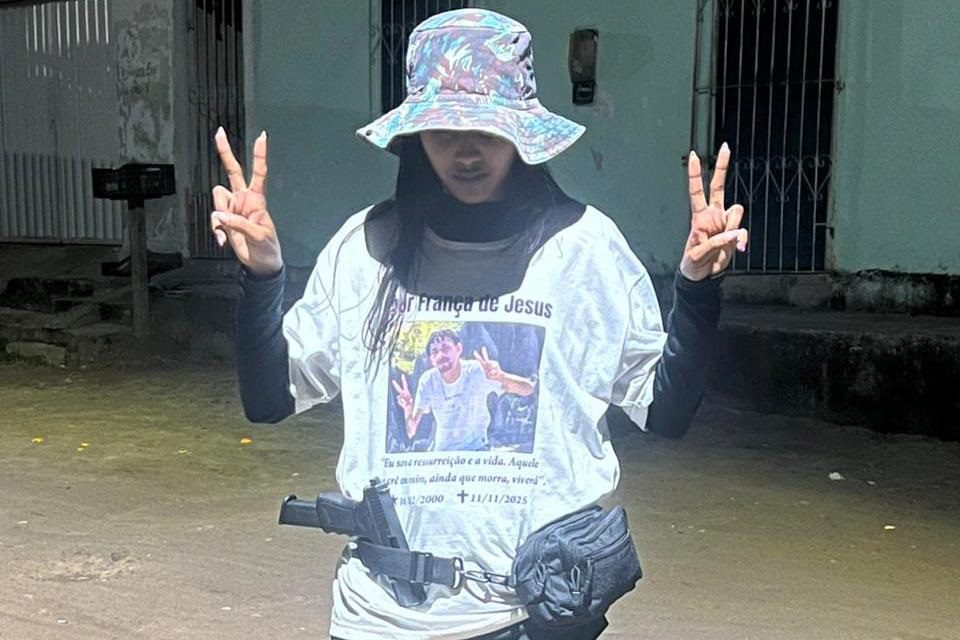 Mulher que ostentava armas nas redes sociais morre em confronto