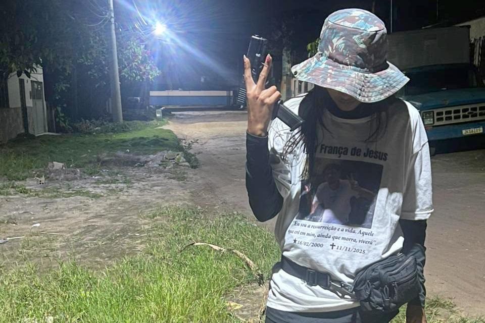 Mulher que ostentava armas nas redes sociais morre em confronto