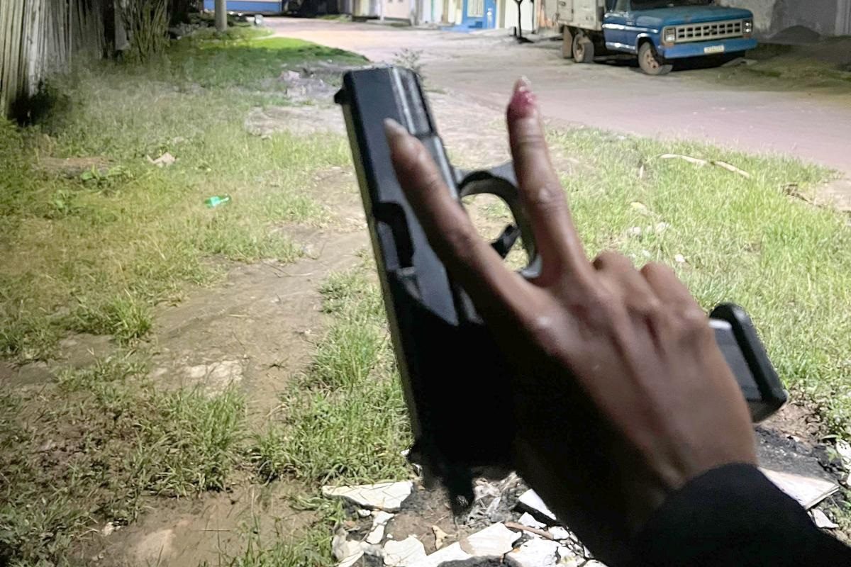 Mulher que ostentava armas nas redes sociais morre em confronto