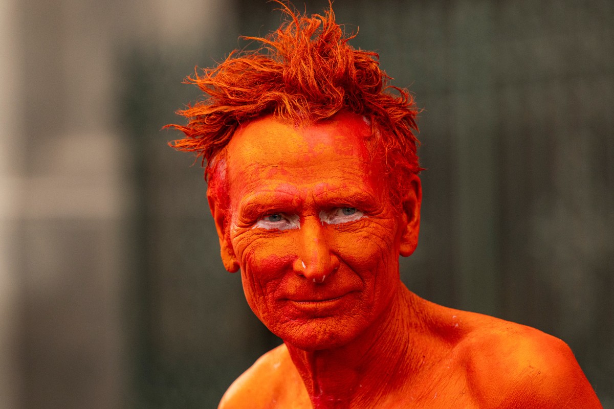 Um participante nu e com o corpo pintado aparece na imagem após posar para o fotógrafo americano Spencer Tunick (não retratado) para sua intervenção artística coletiva "Grand Spectrum", na praça Santa Ana, no bairro de Vegueta, em Las Palmas de Gran Canaria, em 26 de julho de 2026.