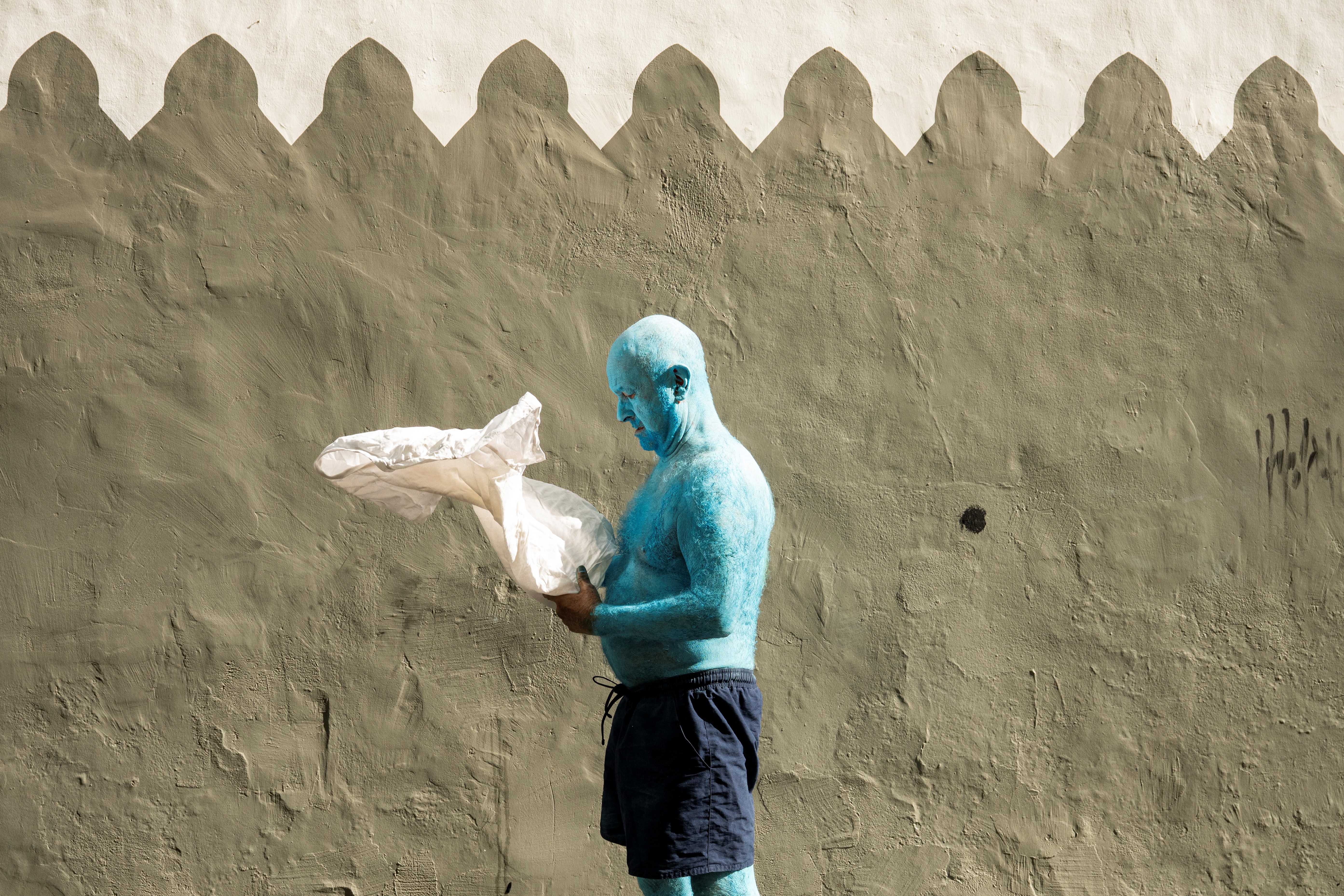 Um participante com o corpo pintado aparece na imagem após posar para o fotógrafo americano Spencer Tunick (não retratado) para sua intervenção artística coletiva "Grand Spectrum", na praça Santa Ana, no bairro de Vegueta, em Las Palmas de Gran Canaria, em 26 de julho de 2026.