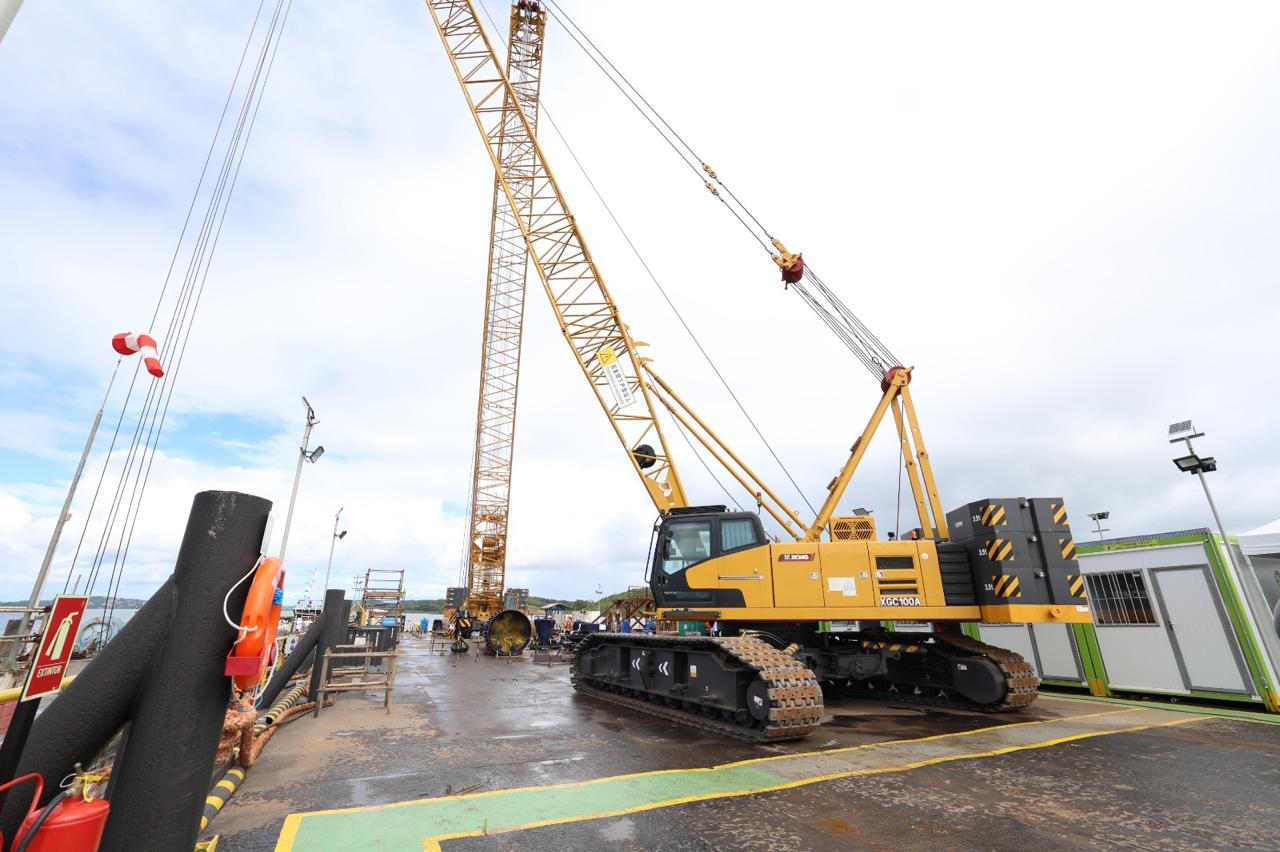 Obras da Ponte Salvador-Itaparica avançam com montagem de equipamento