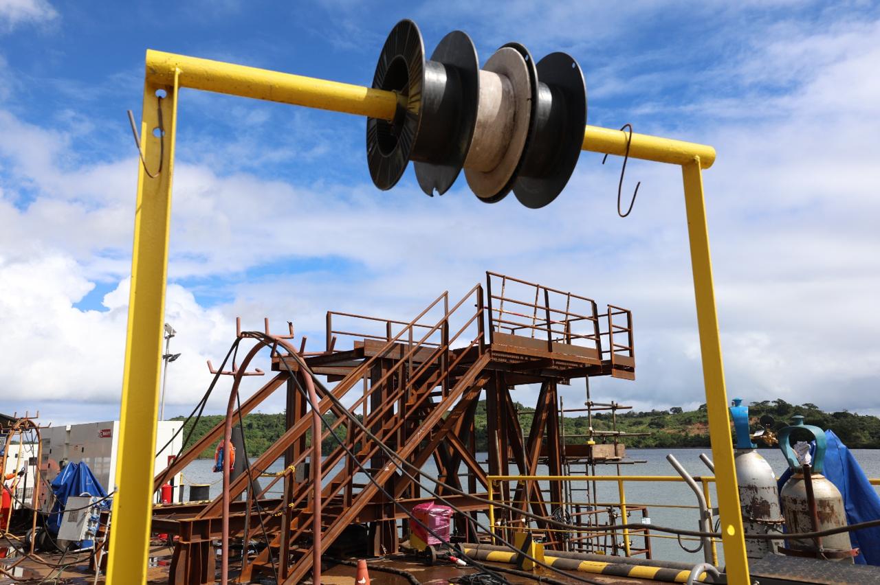 Obras da Ponte Salvador-Itaparica avançam com montagem de equipamento