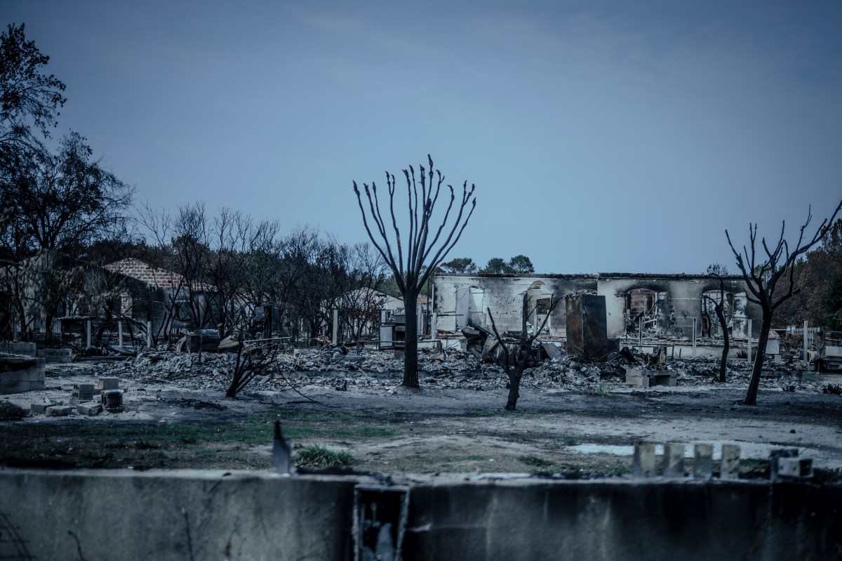 Esta imagem mostra uma casa queimada, atingida pelo incêndio florestal que varreu a região de Gironde, em Le Porge, no sudoeste da França
